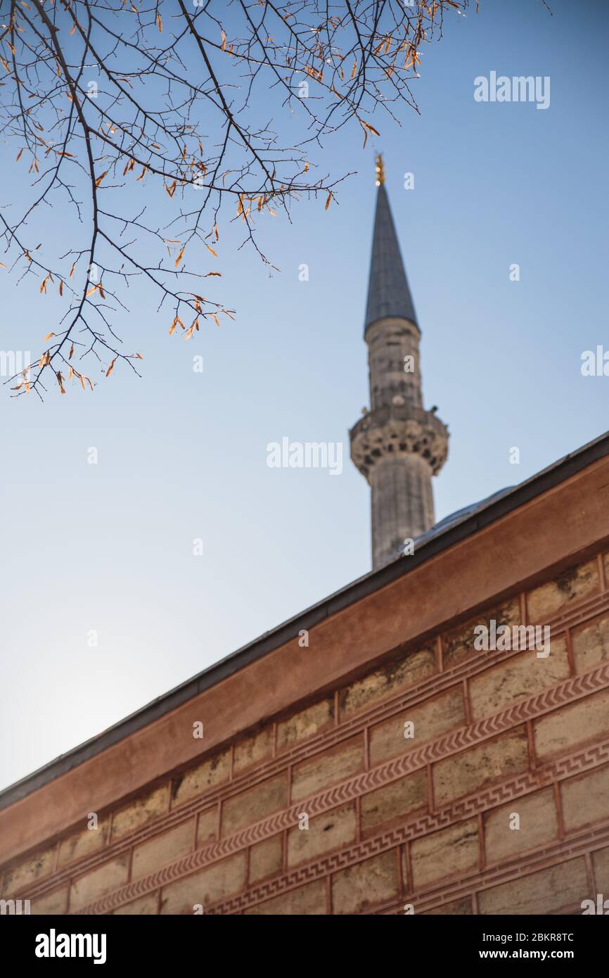 Ein Minarett aus der Nähe hinter der Mauer des Aya Sofia Museums in Istanbul, Türkei Stockfoto
