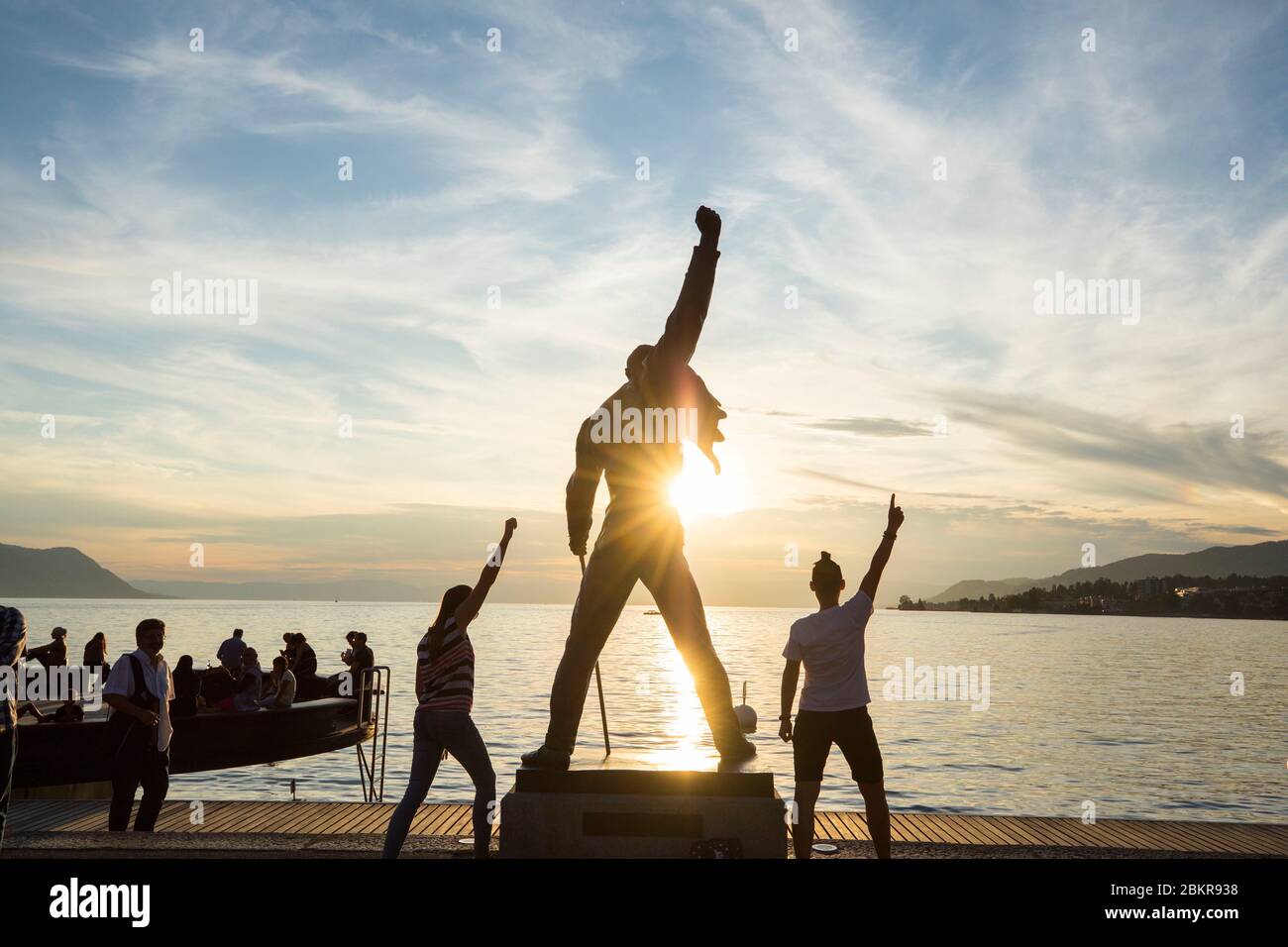 Schweiz, Kanton Waadt, Montreux, Place du Marche, Bronzestatue von Freddie Mercury (Irena Sedlecka, tschechische Bildhauerin), Genfersee im Hintergrund Stockfoto
