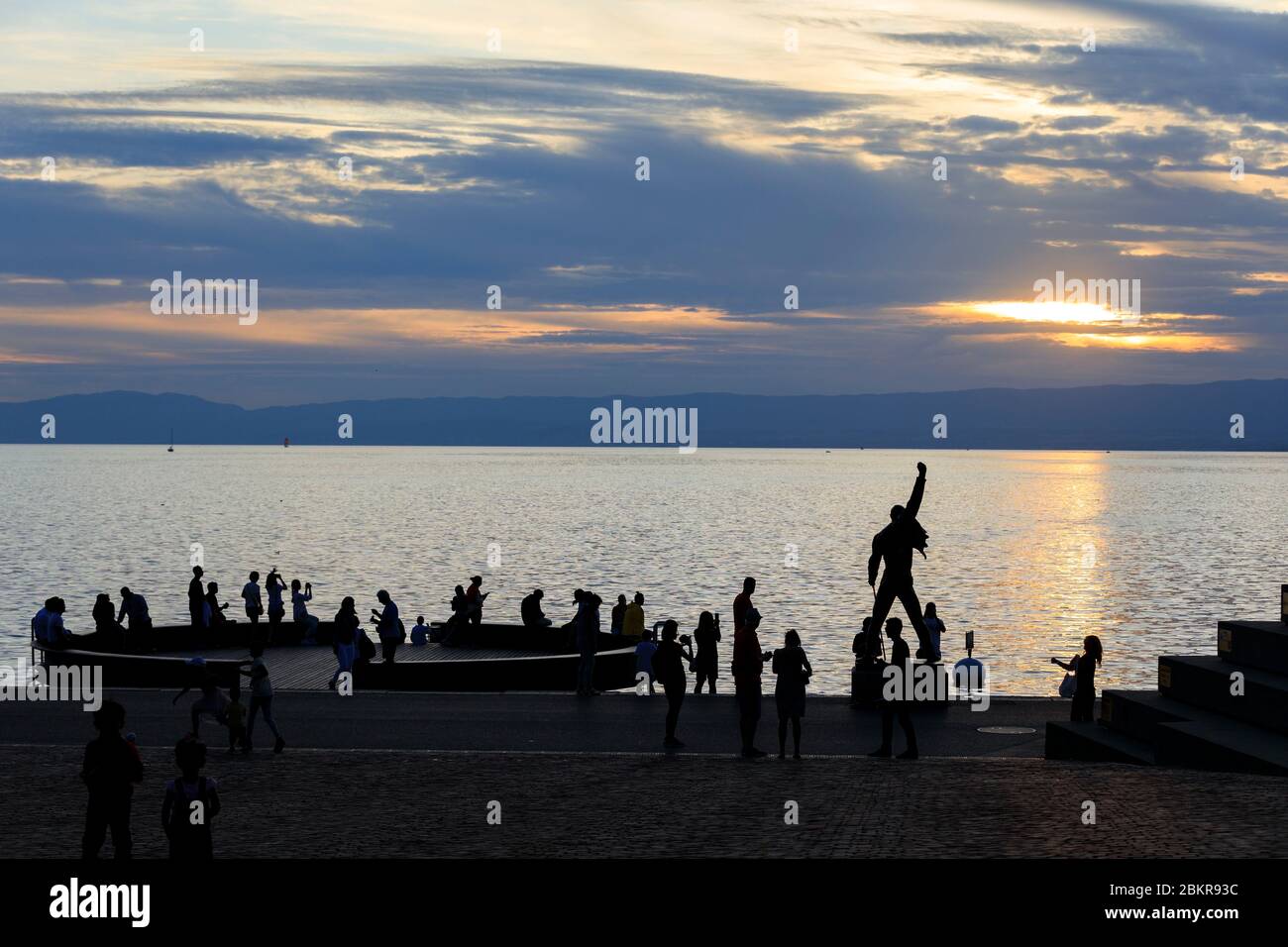 Schweiz, Kanton Waadt, Montreux, Place du Marche, Bronzestatue von Freddie Mercury (Irena Sedlecka, tschechische Bildhauerin), Genfersee im Hintergrund Stockfoto
