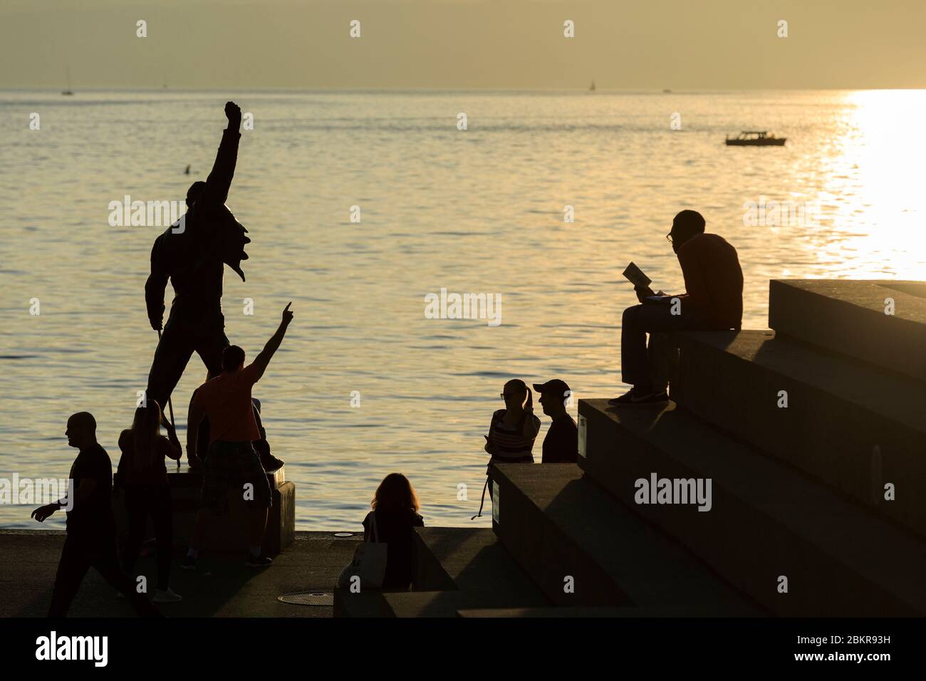 Schweiz, Kanton Waadt, Montreux, Place du Marche, Bronzestatue von Freddie Mercury (Irena Sedlecka, tschechische Bildhauerin), Genfersee im Hintergrund Stockfoto