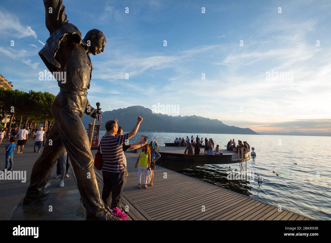 Schweiz, Kanton Waadt, Montreux, Place du Marche, Bronzestatue von Freddie Mercury (Irena Sedlecka, tschechische Bildhauerin), Genfersee im Hintergrund Stockfoto