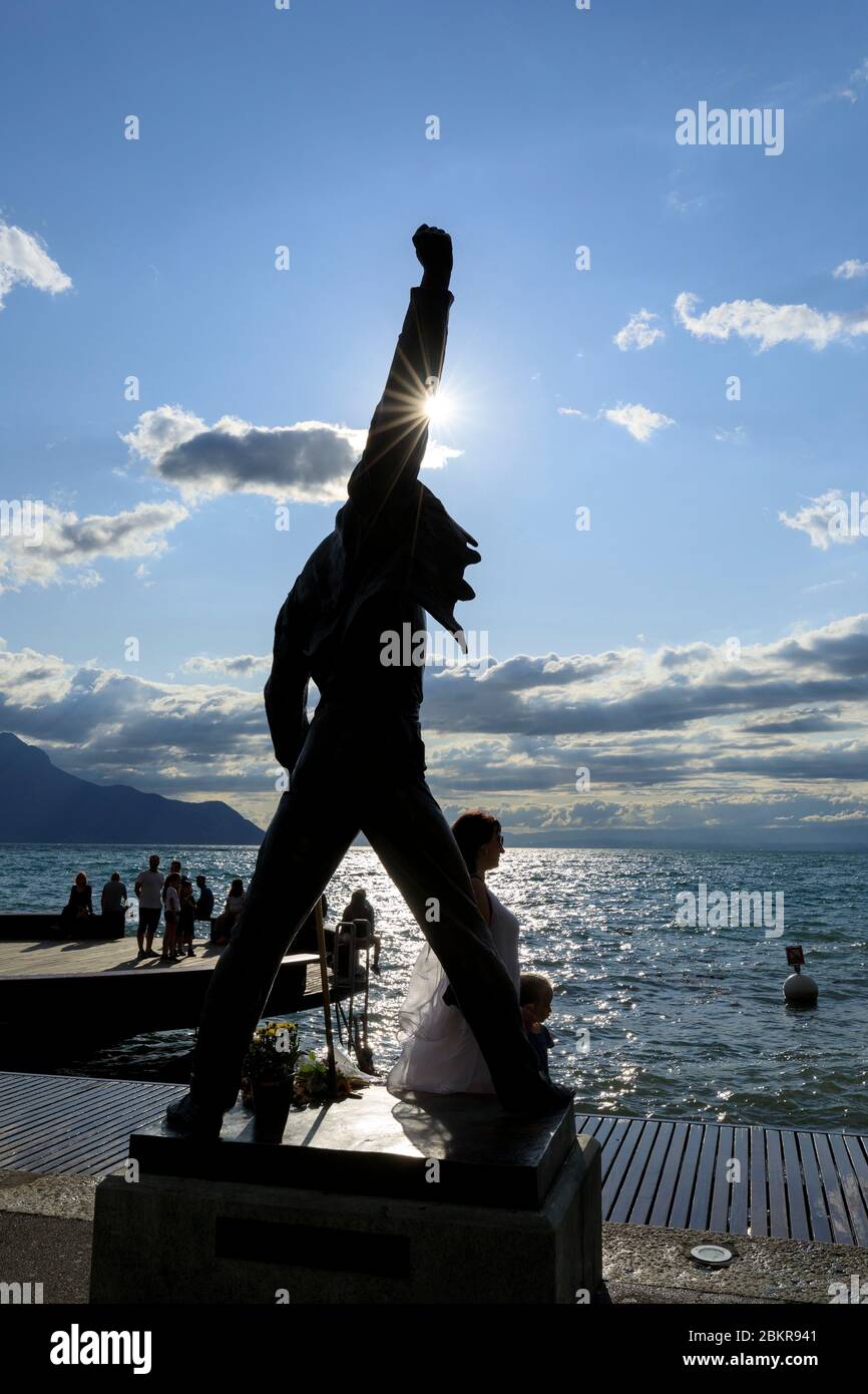 Schweiz, Kanton Waadt, Montreux, Place du Marche, Bronzestatue von Freddie Mercury (Irena Sedlecka, tschechische Bildhauerin), Genfersee im Hintergrund Stockfoto