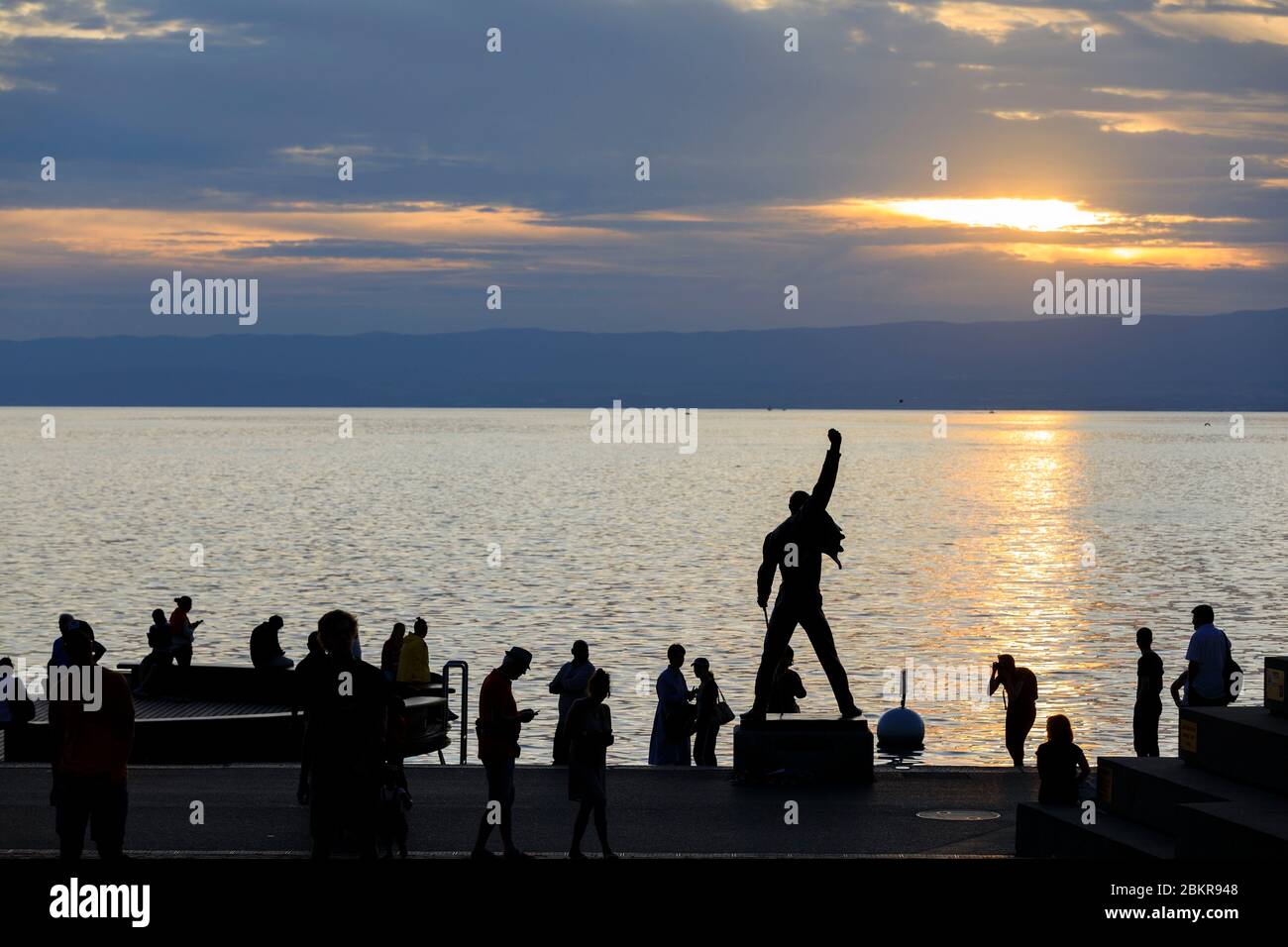 Schweiz, Kanton Waadt, Montreux, Place du Marche, Bronzestatue von Freddie Mercury (Irena Sedlecka, tschechische Bildhauerin), Genfersee im Hintergrund Stockfoto