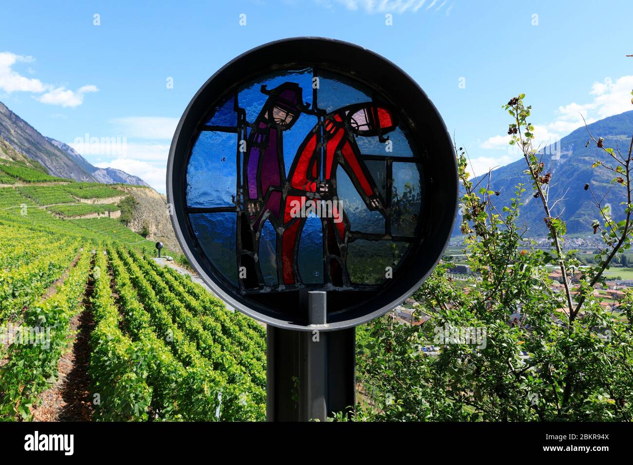 Schweiz, Kanton Wallis, Saillon, Weinberg in Farinet, der Weg der Glasmalerei, 21 Glasfenster (Werke von Robert Heritier, Grafiken und Theo Imboden, Glasarbeiten) Stockfoto