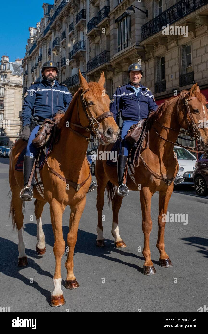 Frankreich, Paris, COVID-19 (oder Coronavirus) Sperrung, quartier Saint Michel, Polizisten Reiten Pferde Stockfoto