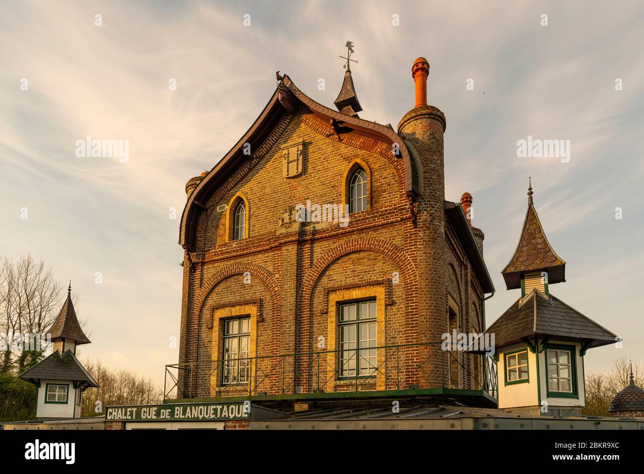 Frankreich, Somme (80), Baie de Somme, Port-le-Grand, Sümpfe des unteren Somme-Tals, Chalet du Gu? De Blanquetaque, das erste Ramsar-Haus der Welt, das Chalet du Gu? De Blanquetaque ist als wissenschaftliches Zentrum für Ressourcen und Know-how in Wissen und Management von Feuchtgebieten anerkannt, Art-Deco-Wahnsinn im Jahr 1908 abgeschlossen, ehemalige Jagdgebiet Stockfoto