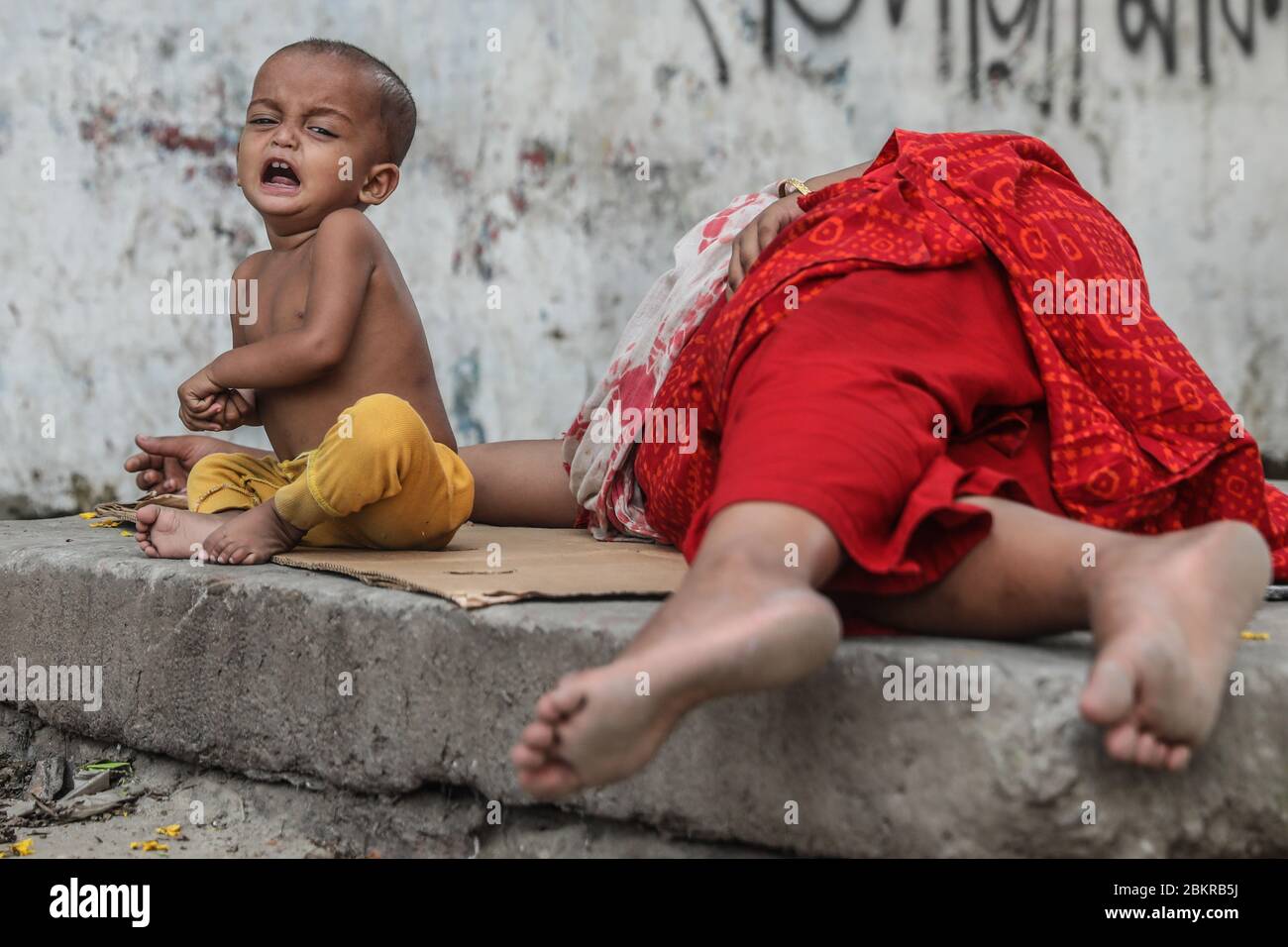Obdachlose Kinder weinen an der Straße ohne Schutz während der Coronavirus-Krise.Indien Gesundheitsministerium verzeichnete insgesamt 46,476 Infektionen, 1,571 Tod und 12,849 erholt seit Beginn des Ausbruchs. Stockfoto