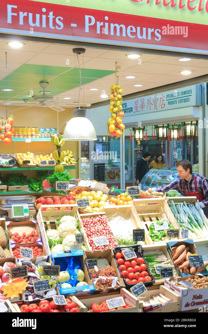 Frankreich, Loiret, Orleans, Les Halles Chatelet, Markt, Obst und Gemüse Verkäufer Stockfoto