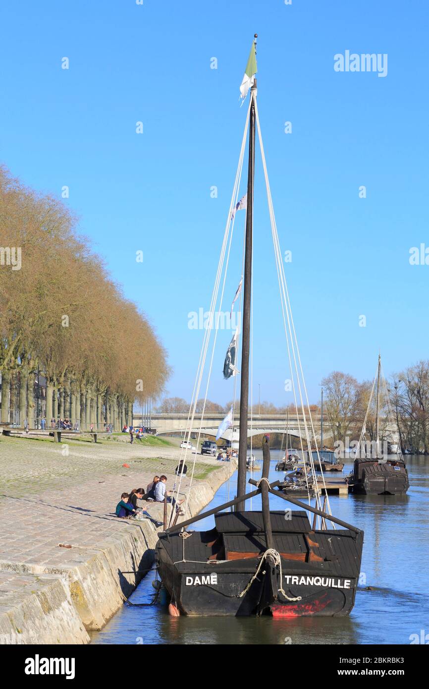 Frankreich, Loiret, Orleans, Quai Chatelet, ein Toue (traditionelles Loire-Boot), das den Namen Dame Tranquille trägt und im Hintergrund die Rene Thinat-Brücke Stockfoto