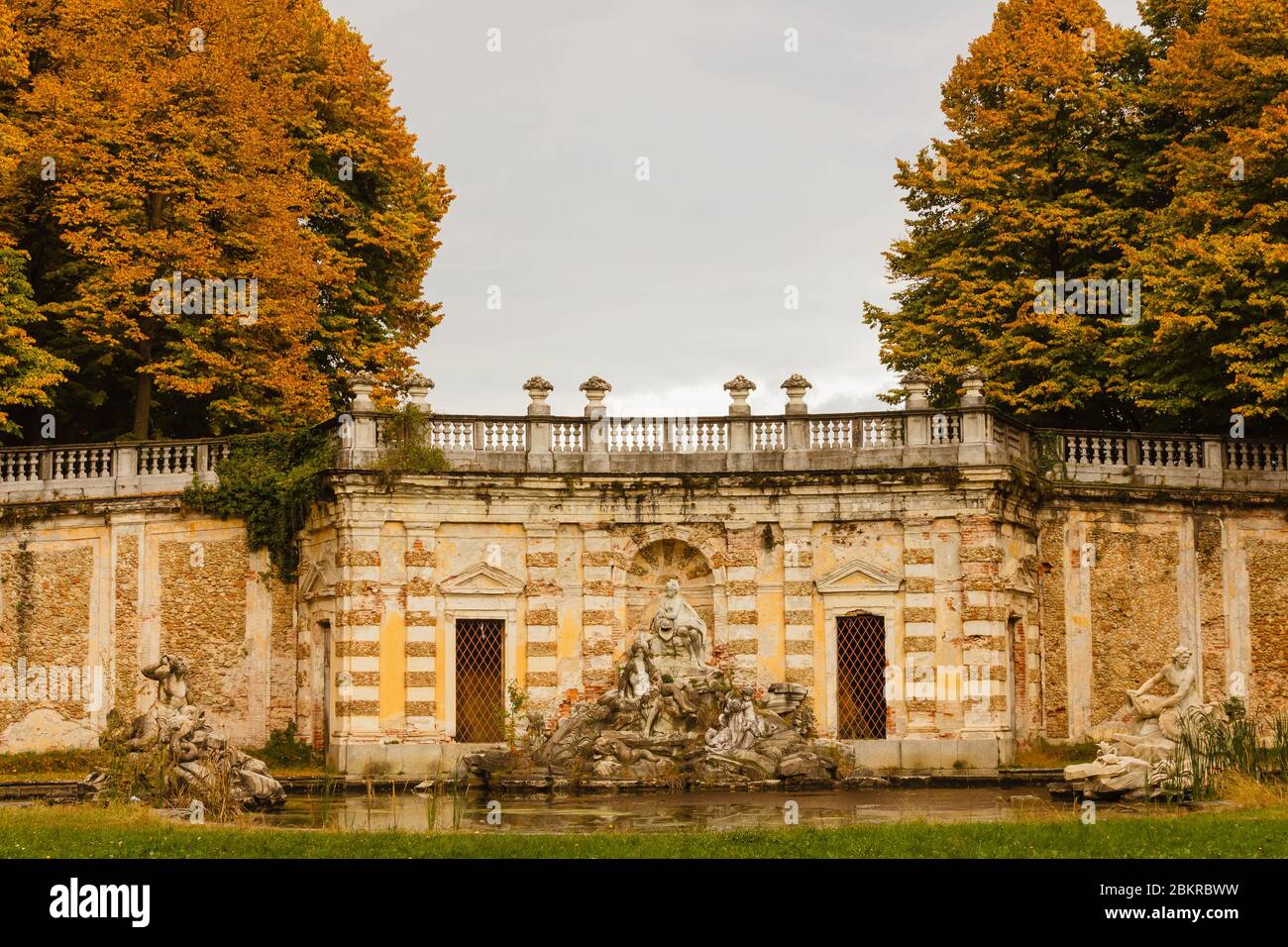 AGLIE,TURIN/ITALIEN-OKTOBER 2019: Der malerische Brunnen aus dem 18. Jahrhundert der vier Flüsse des Schlosses von Aglié Stockfoto