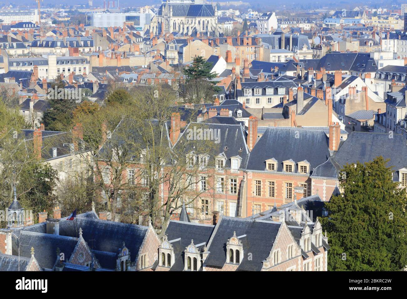 Frankreich, Loiret, Orleans, Blick von der Spitze der Kathedrale auf den Garten des Hotel Groslot und im Hintergrund die Kirche Saint Paterne Stockfoto