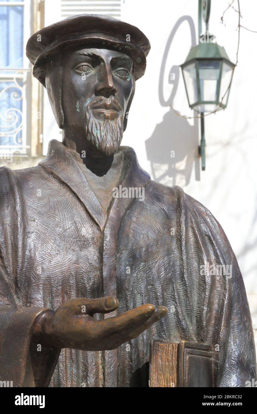 Frankreich, Loiret, Orleans, Place Saint Pierre Empont, Statue von Jean Calvin vom Bildhauer Daniel Leclercq Stockfoto