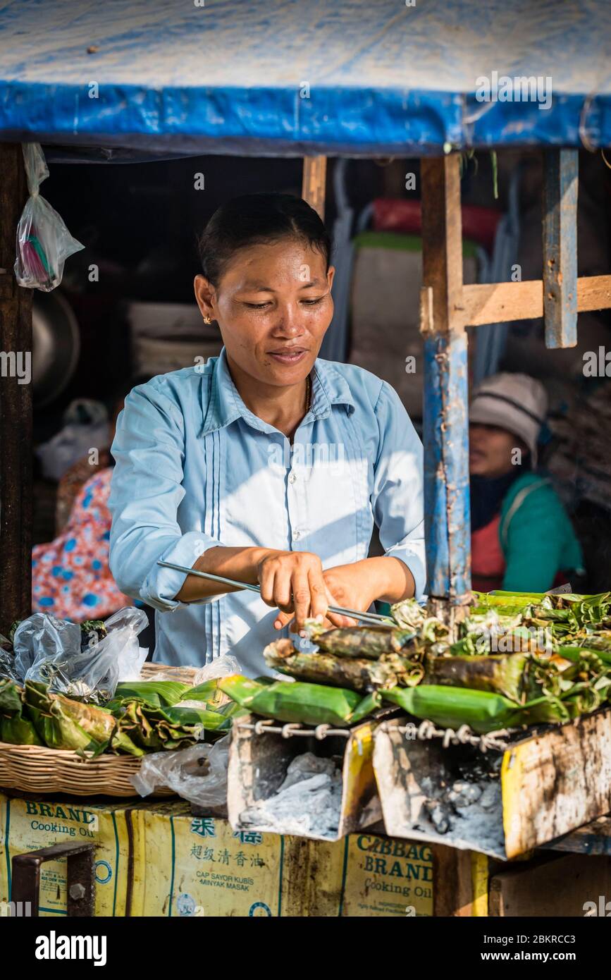 Kambodscha, Siem Reap, nehmen Sie Lebensmittel Verkäufer auf dem Markt Stockfoto