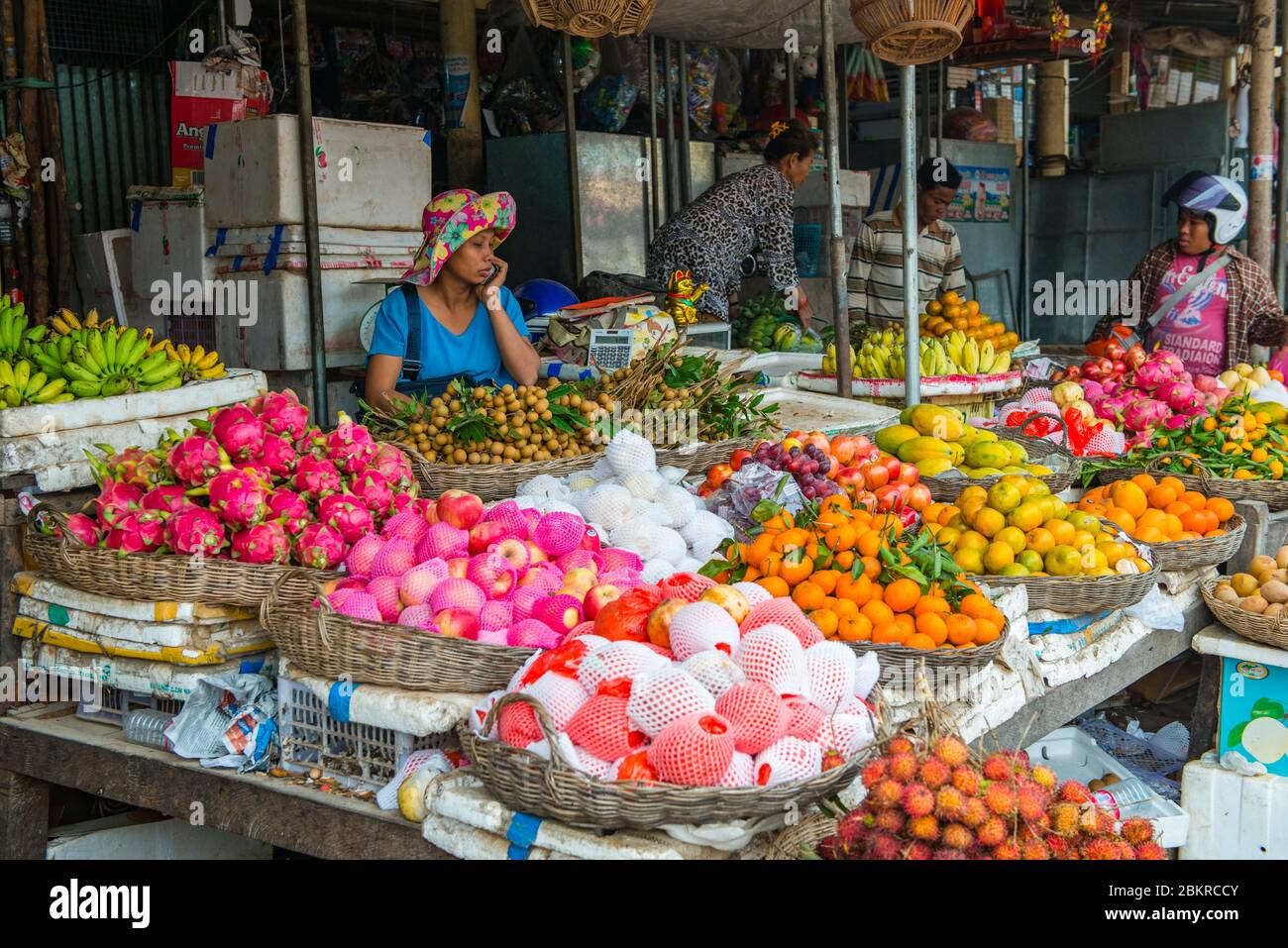 Kambodscha, Siem Reap, Obsthändler auf dem Markt Stockfoto