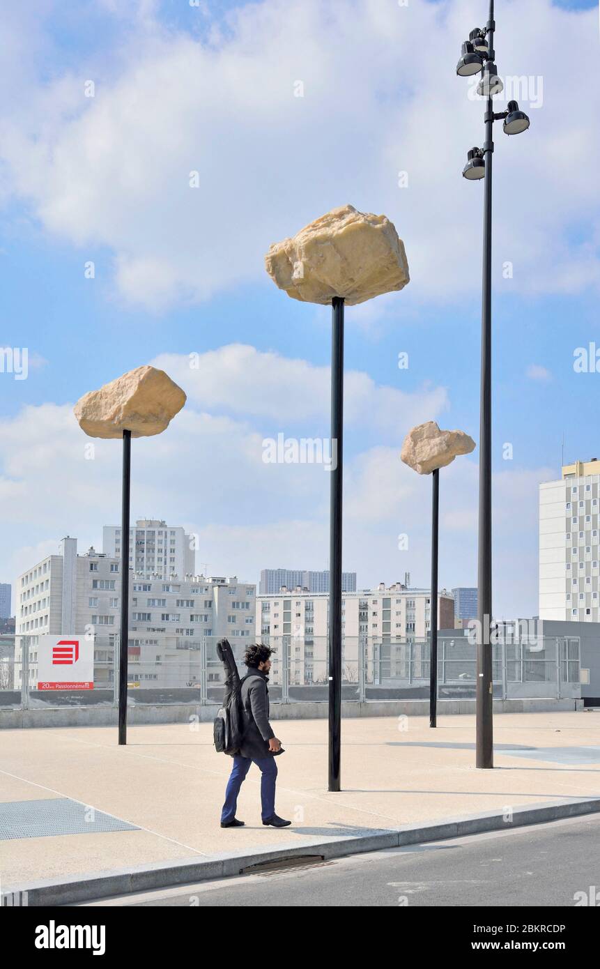 Frankreich, Paris, Maison Blanche, Rocks in the Sky des französischen Künstlers Didier Marcel am Eingang des Kellermann Parks Stockfoto Frankreich, Paris, Maison Blanche, Rocks in the Sky des französischen Künstlers Didier Marcel am Eingang des Kellermann Parks Stockfoto