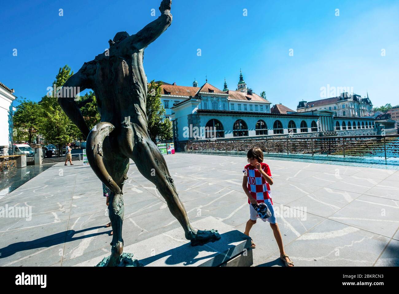 Slowenien, Ljubljana, Metzgerbrücke voller Vorhängeschlösser auf der Ljubljanica, allegorische Statue des Metzgers von Les Halles Stockfoto