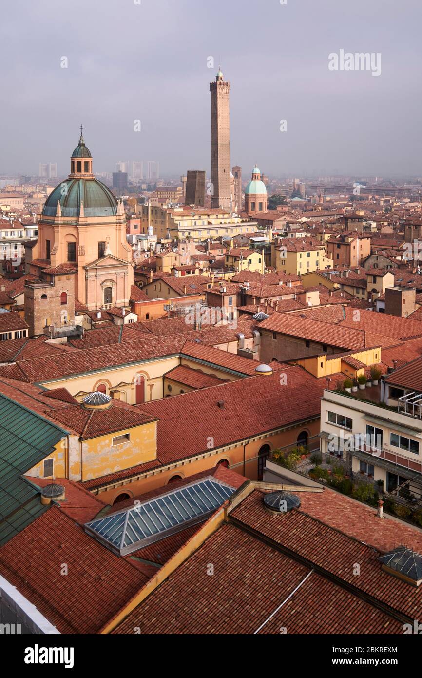 Italien, Emilia Romagna, Bologna, Gesamtansicht der Altstadt mit dem