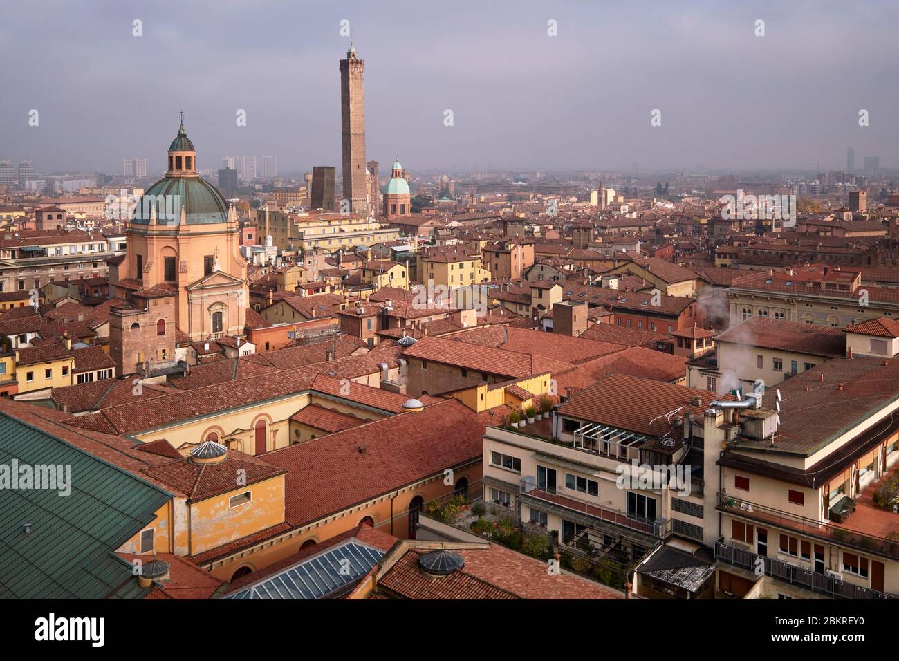 Italien, Emilia Romagna, Bologna, Gesamtansicht der Altstadt mit dem Heiligtum Santa Maria della Vita, dem Turm Asinelli (12. Jahrhundert), der auf 97.2 m gipfelt, und dem Turm Garisenda Stockfoto