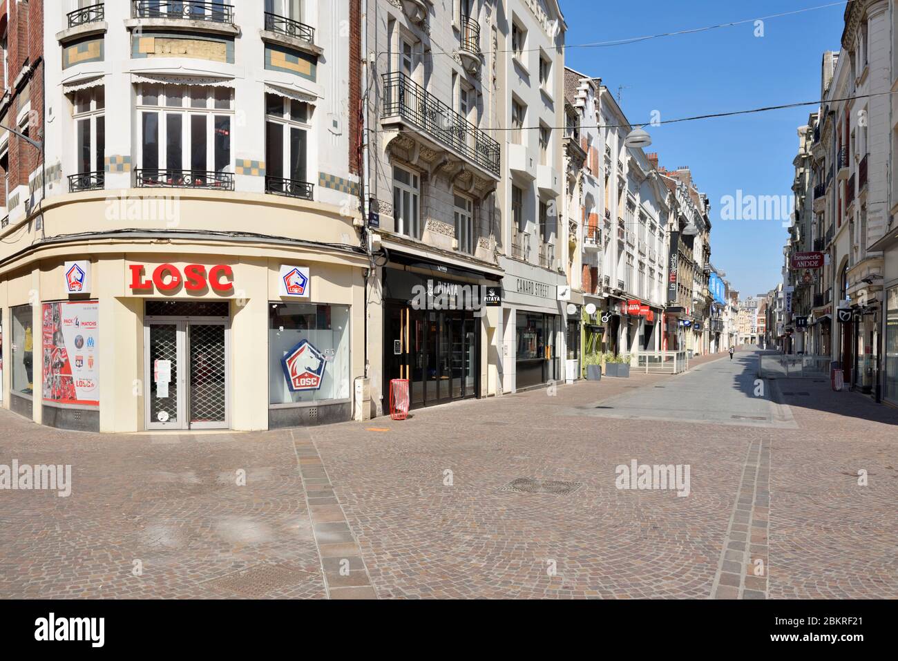 Frankreich, Nord, Lille, Covid-19 oder Coronavirus Sperrung, Straße von Bethune, sehr kommerzielle, aber leere Straße Stockfoto