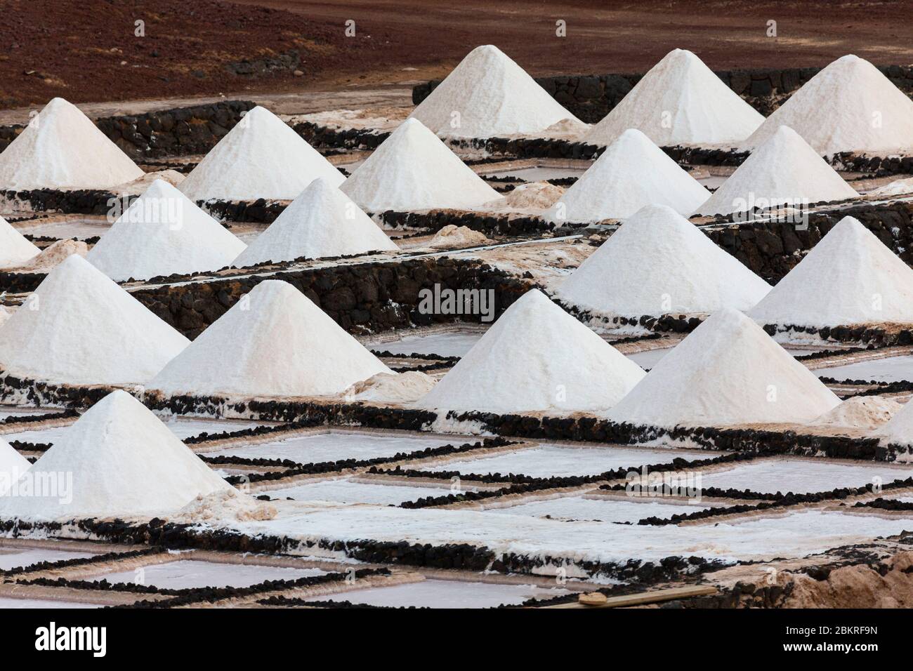 Spanien, Kanarische Inseln, Lanzarote Insel, Südwestküste, Las Salinas de Janubio (Salines de Janubio) Stockfoto