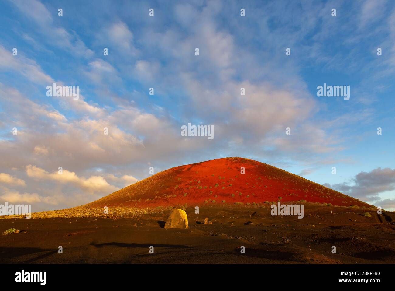 Spanien, Kanarische Inseln, Lanzarote, Montana Colorada, vulkanische Bombe Stockfoto