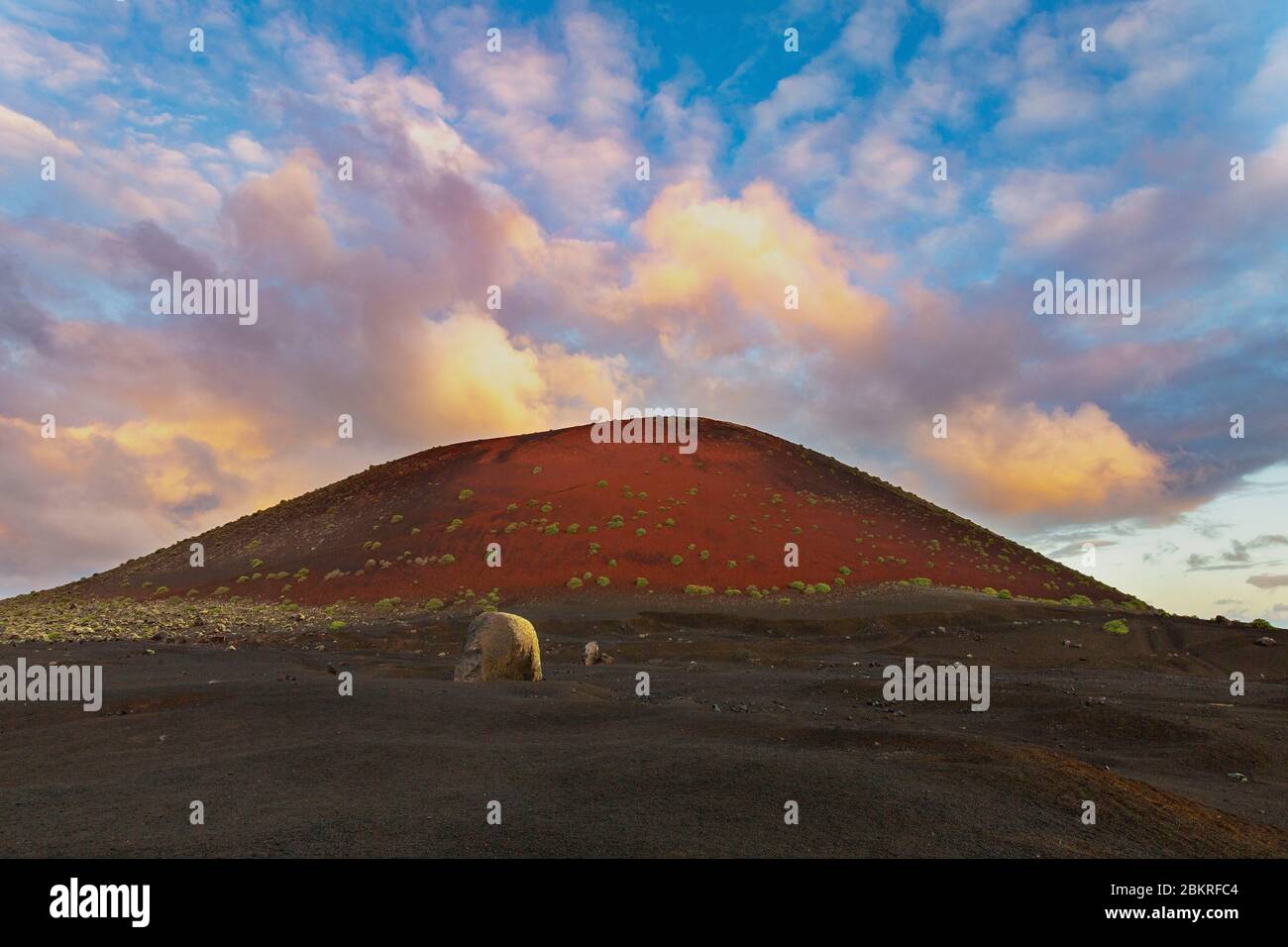 Spanien, Kanarische Inseln, Lanzarote, Montana Colorada, vulkanische Bombe Stockfoto