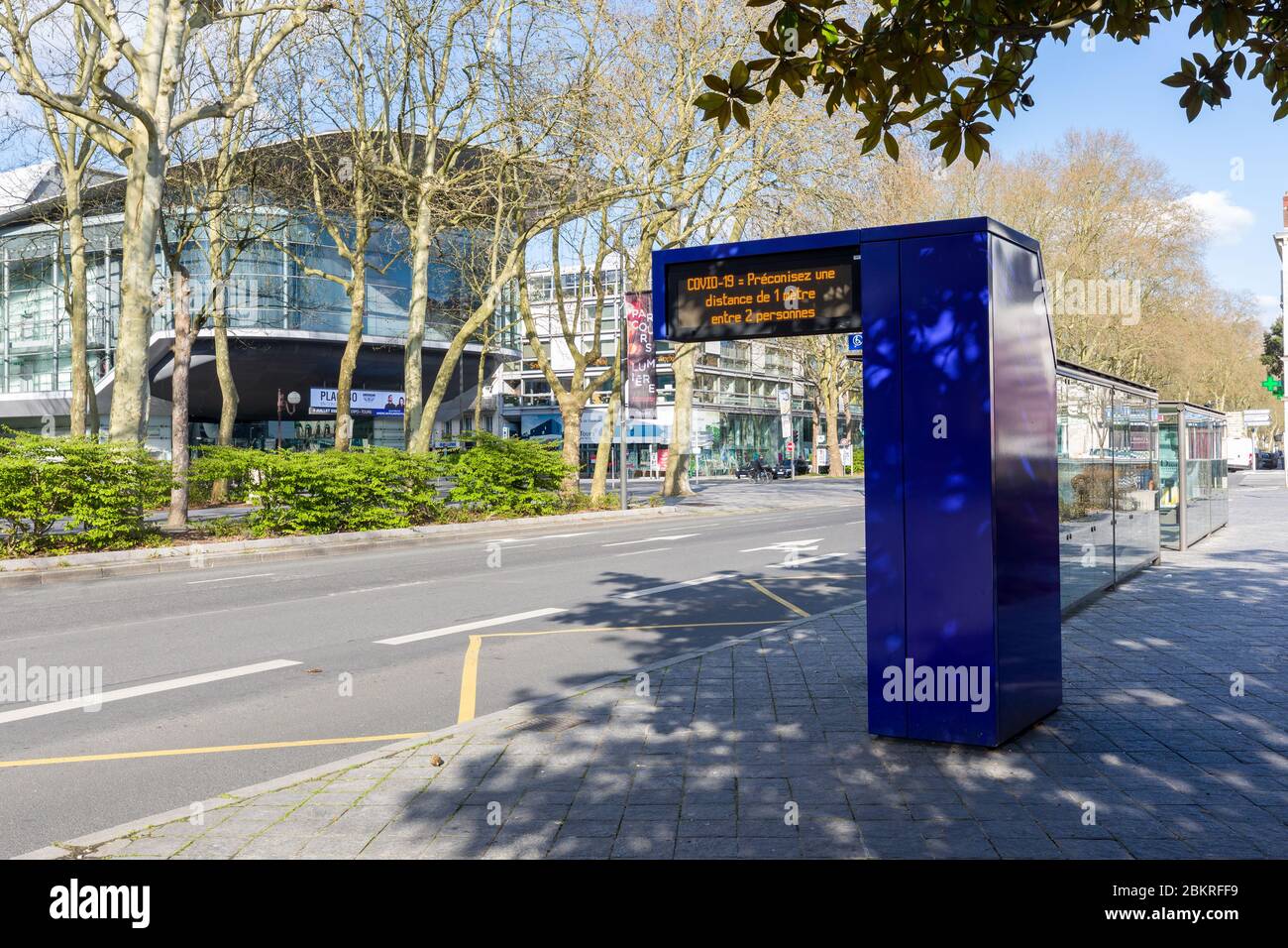 Frankreich, Indre et Loire, Tours, Covid-19 oder Coronavirus Lockdown, Sicherheitshinweise auf einem Busshutzer Stockfoto