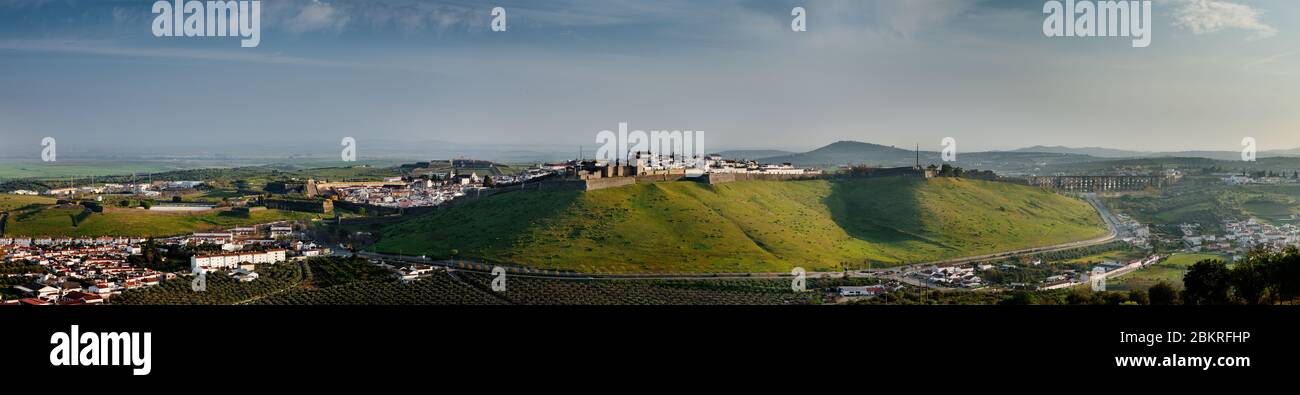 Breites Panorama der Garnison Grenzstadt Elvas, wie von Grace Fort Hügel unter einem getrübten blauen Himmel gesehen. Der neue Teil der Stadt auf der linken Seite und der Amo Stockfoto