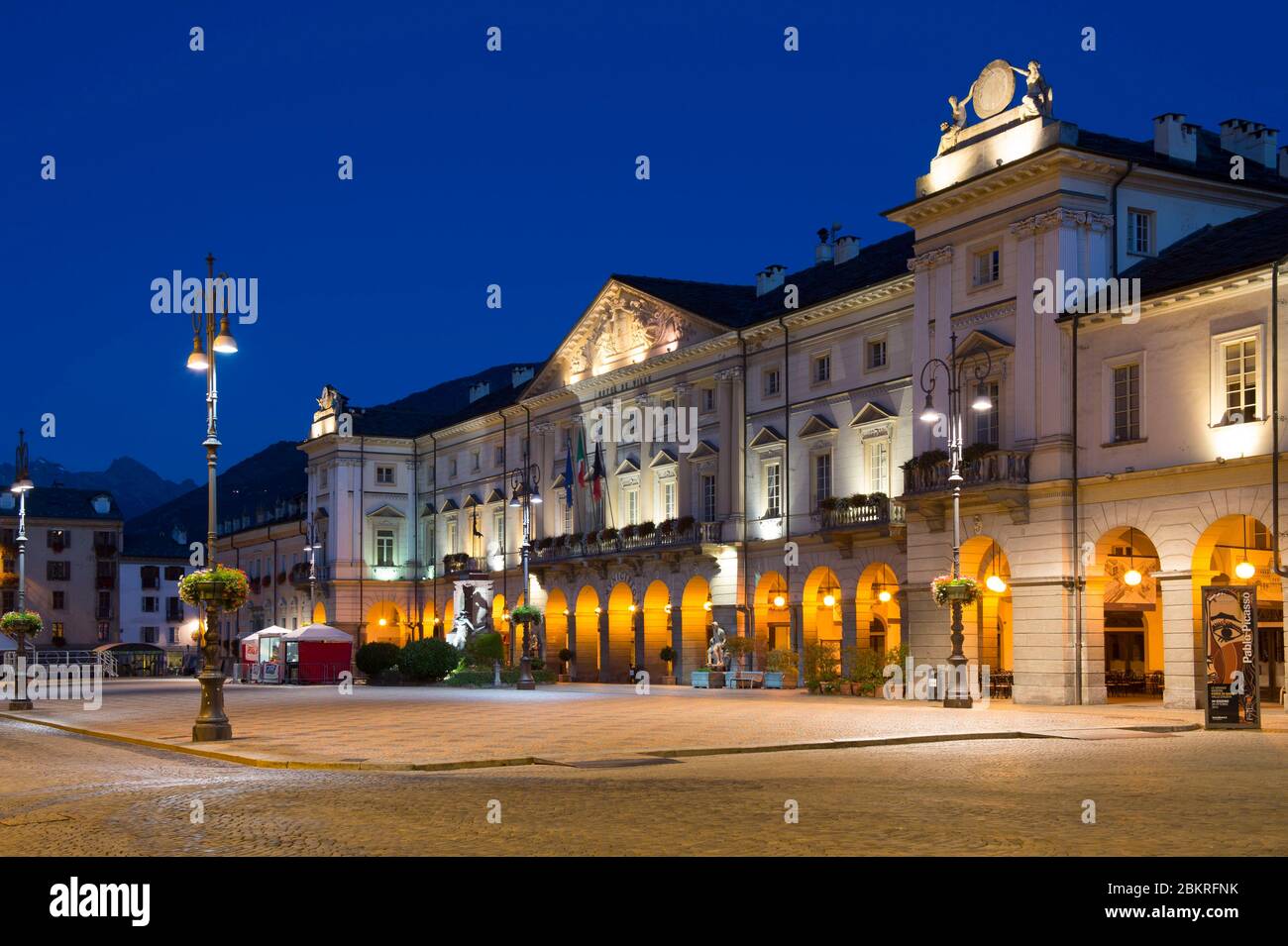 Italien, Aostatal, die Stadt Aosta, Abenddämmerung über dem historischen Zentrum, dem Platz E Chanoux und dem Rathaus Stockfoto