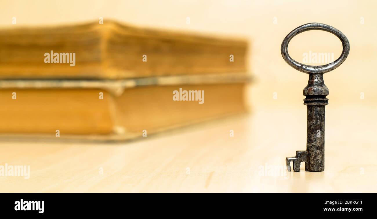 Schlüssel und alte Bücher - Web Banner des Lebens Coaching Konzept Stockfoto