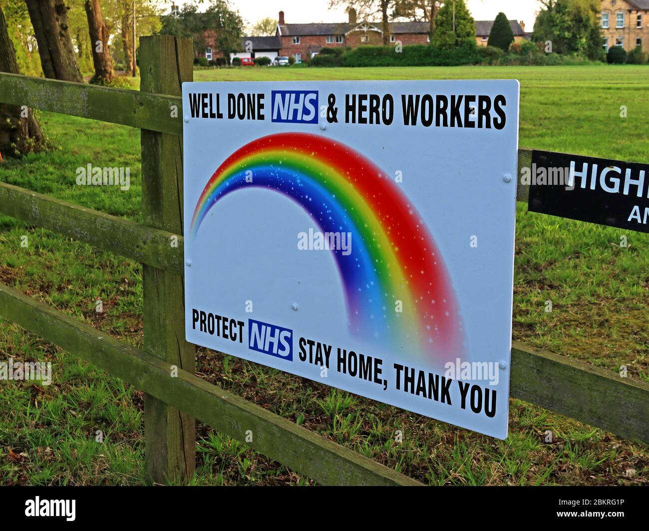 Rainbow Tribut an den NHS, Wertschätzung durch die Briten, in Garden, Grappenhall, Warrington, Cheshire, Nordwestengland, Großbritannien Stockfoto