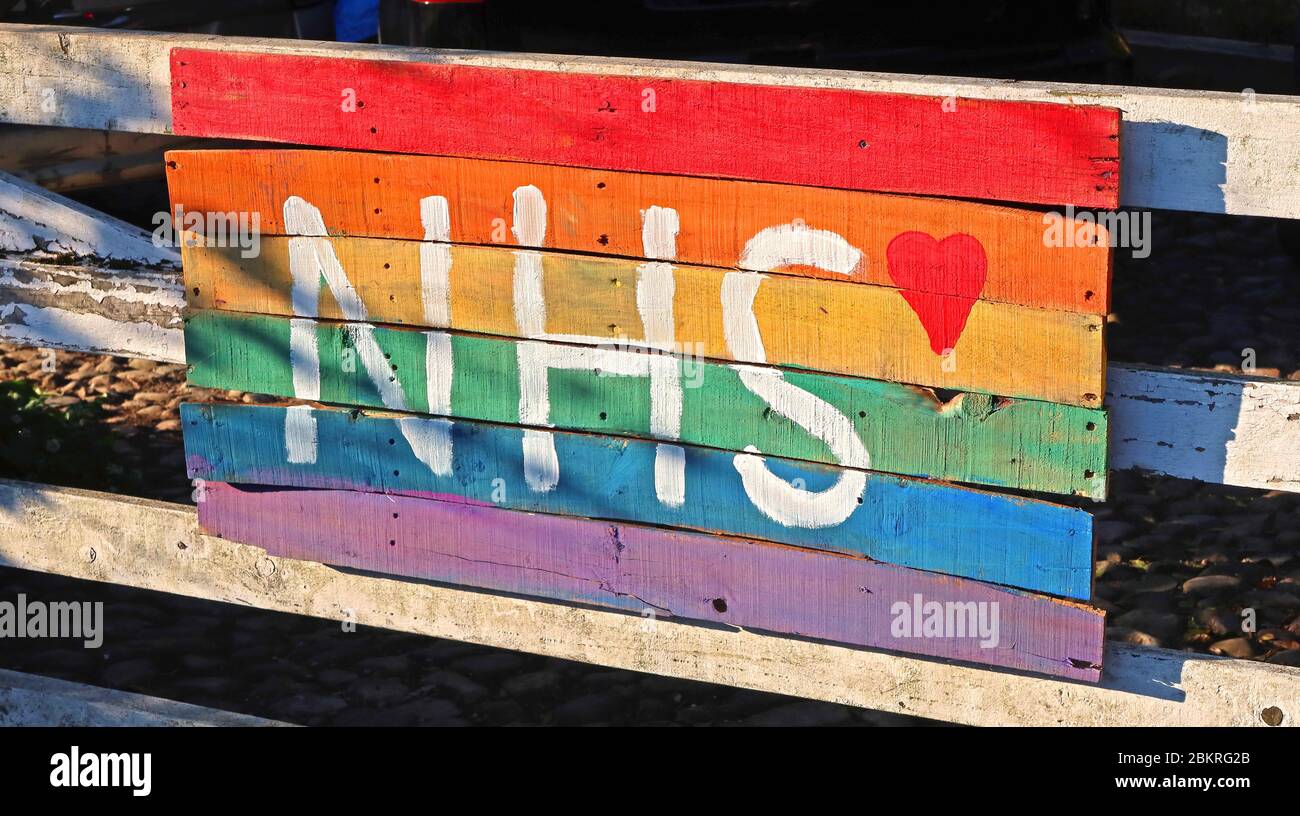 Rainbow Tribut an den NHS, Wertschätzung durch die Briten, in Garden, Grappenhall, Warrington, Cheshire, Nordwestengland, Großbritannien Stockfoto