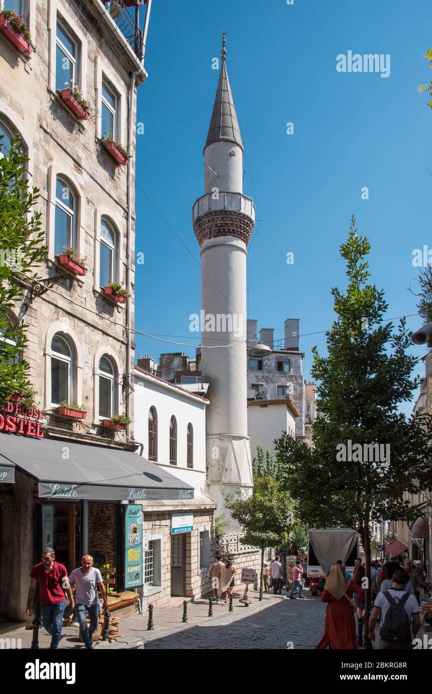 Türkei, Istanbul, Galata-Viertel, Minarett einer kleinen Moschee in einer Gasse, die vom Galata-Turm herabsteigt Stockfoto
