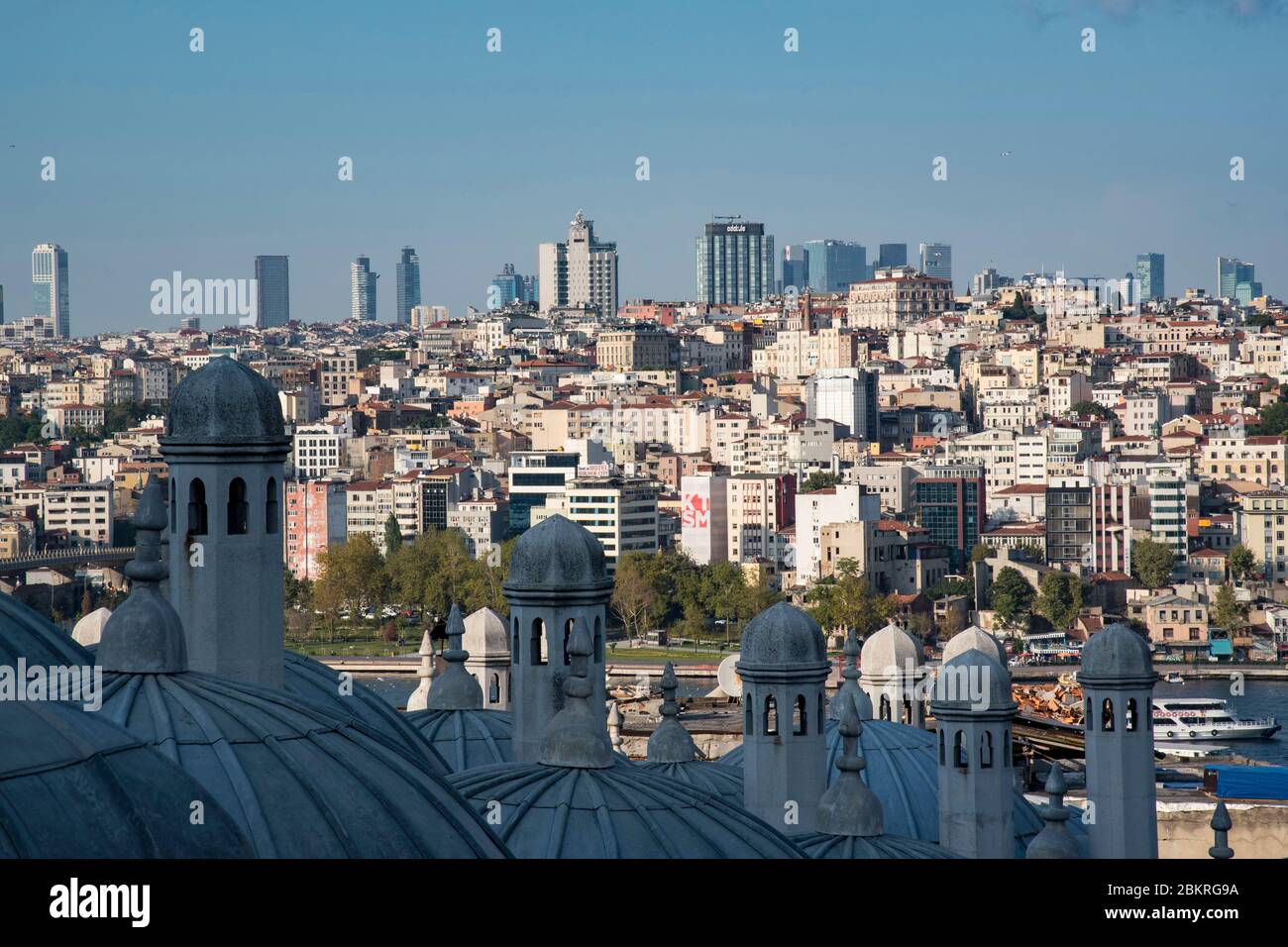 Türkei, Istanbul, Suleymaniye Moschee, von der Esplanade, Blick auf die Kuppeln der Nebengebäude und den Stadtteil Galata Stockfoto