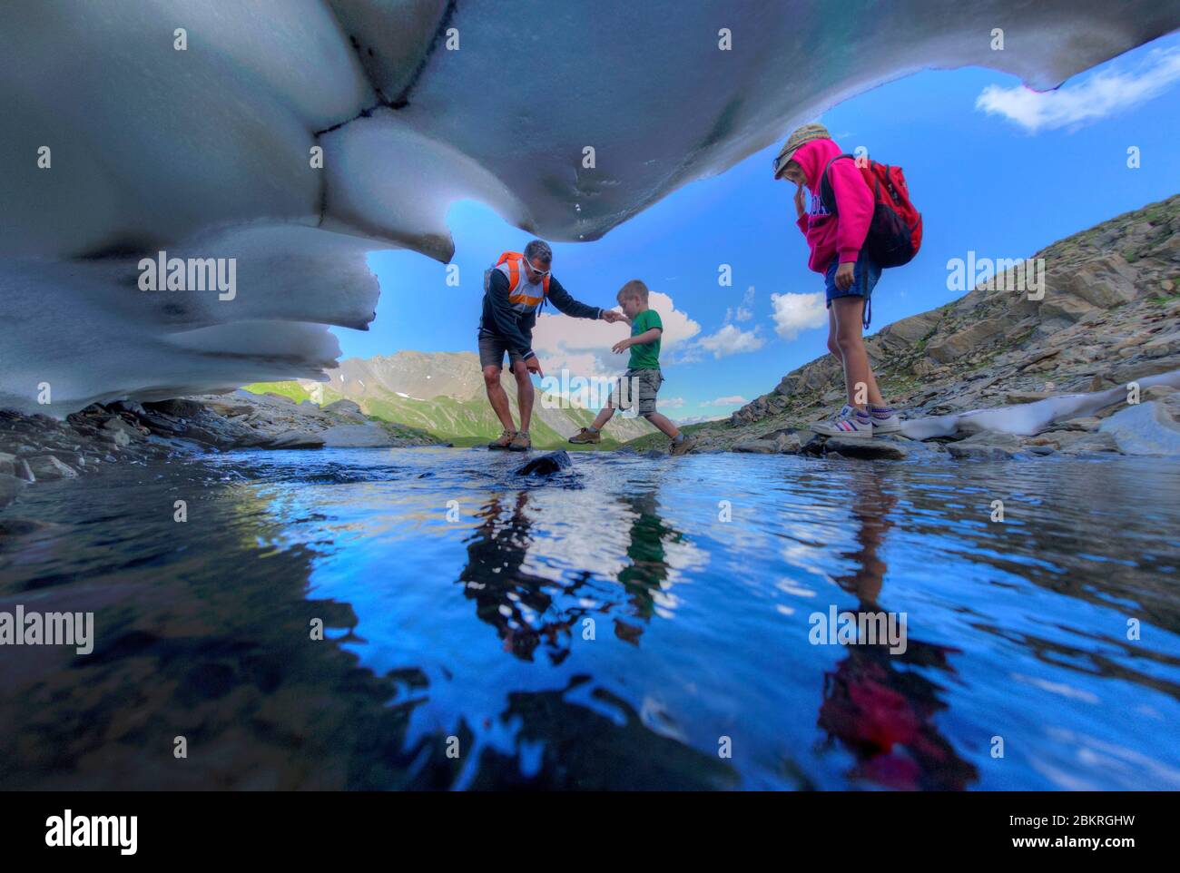 Frankreich, Savoie, Beaufortain, die fünf Seen, Wanderer, die in Richtung der fünf Seen Stockfoto