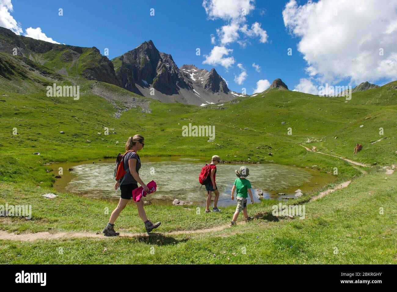 Frankreich, Savoie, Beaufortain, die fünf Seen, Wanderer, die in Richtung der fünf Seen Stockfoto