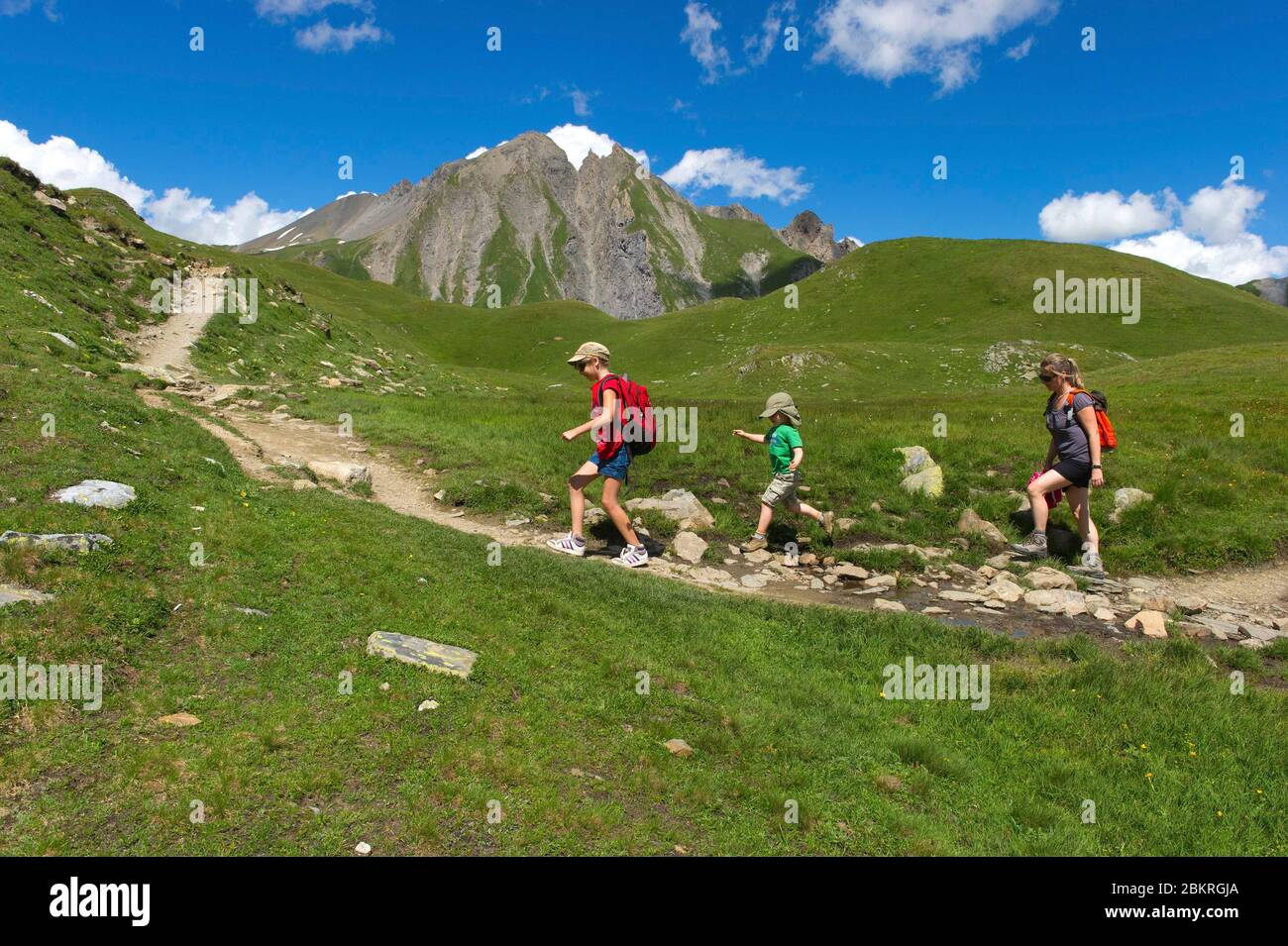 Frankreich, Savoie, Beaufortain, die fünf Seen, Wanderer, die in Richtung der fünf Seen Stockfoto