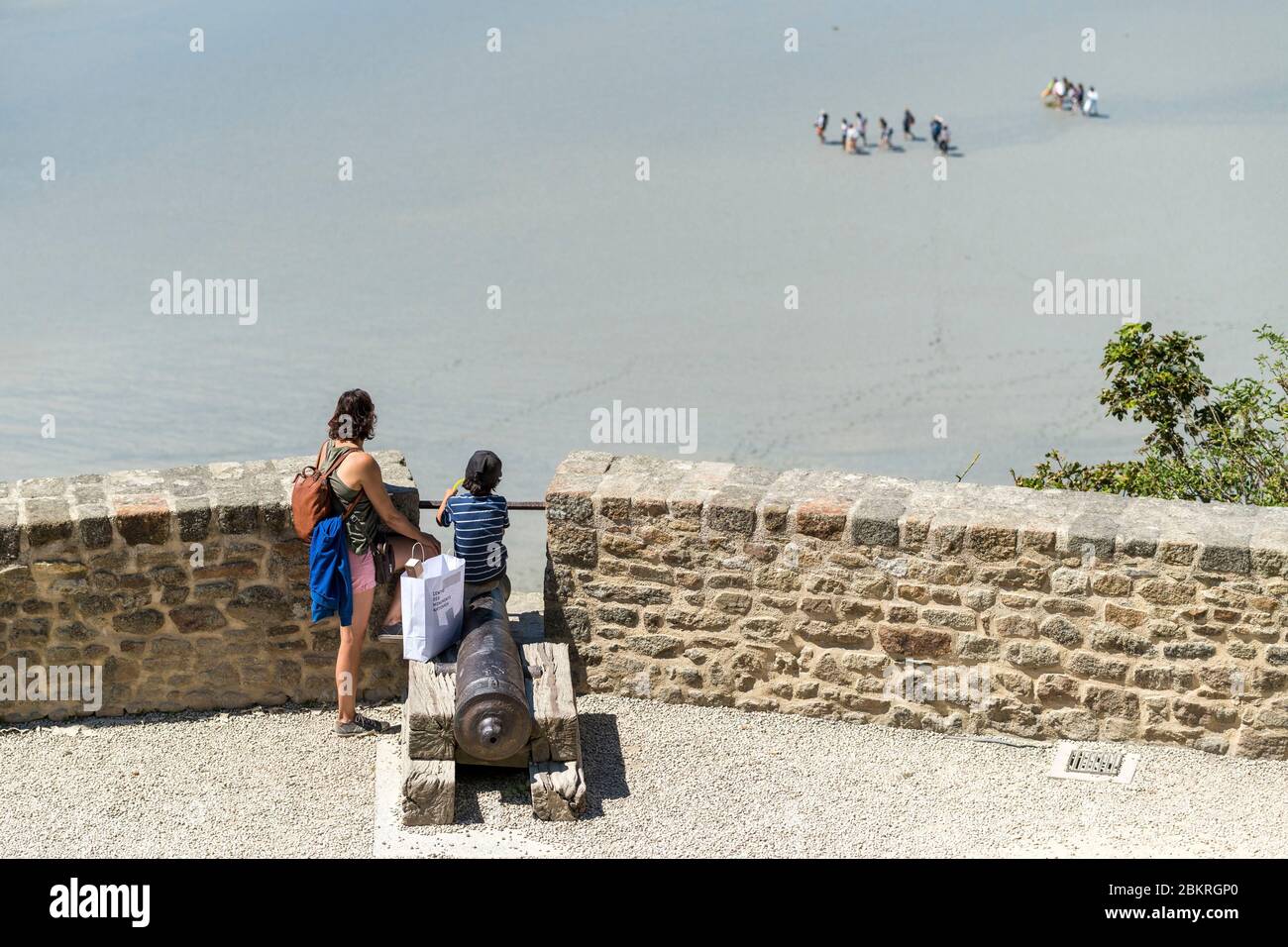 Frankreich, Manche, Le Mont-Saint-Michel, Terrasse und Kanone mit Blick auf die Bucht Stockfoto