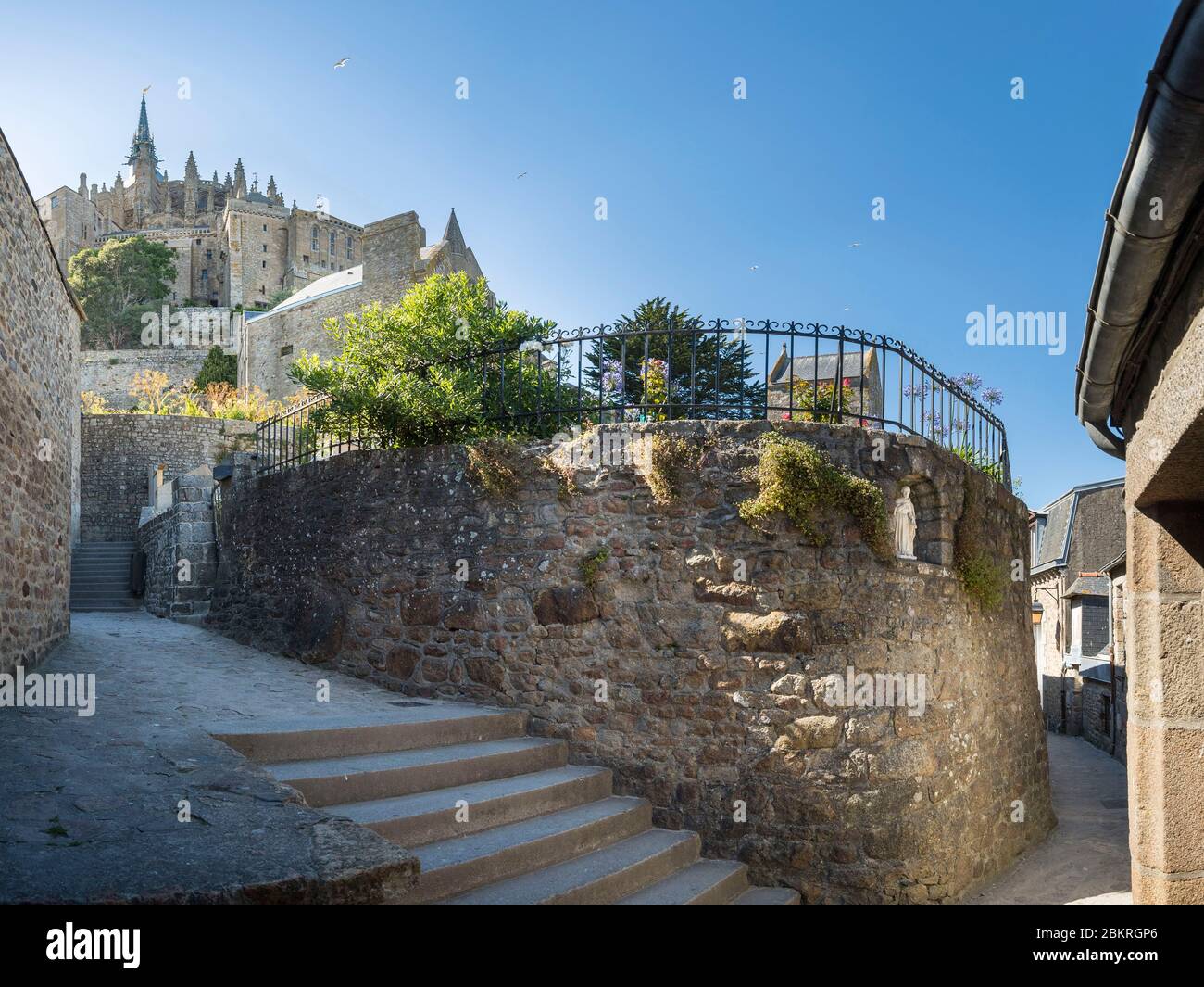 Frankreich, Manche, Le Mont-Saint-Michel, Gasse und die Abtei im Hintergrund Stockfoto