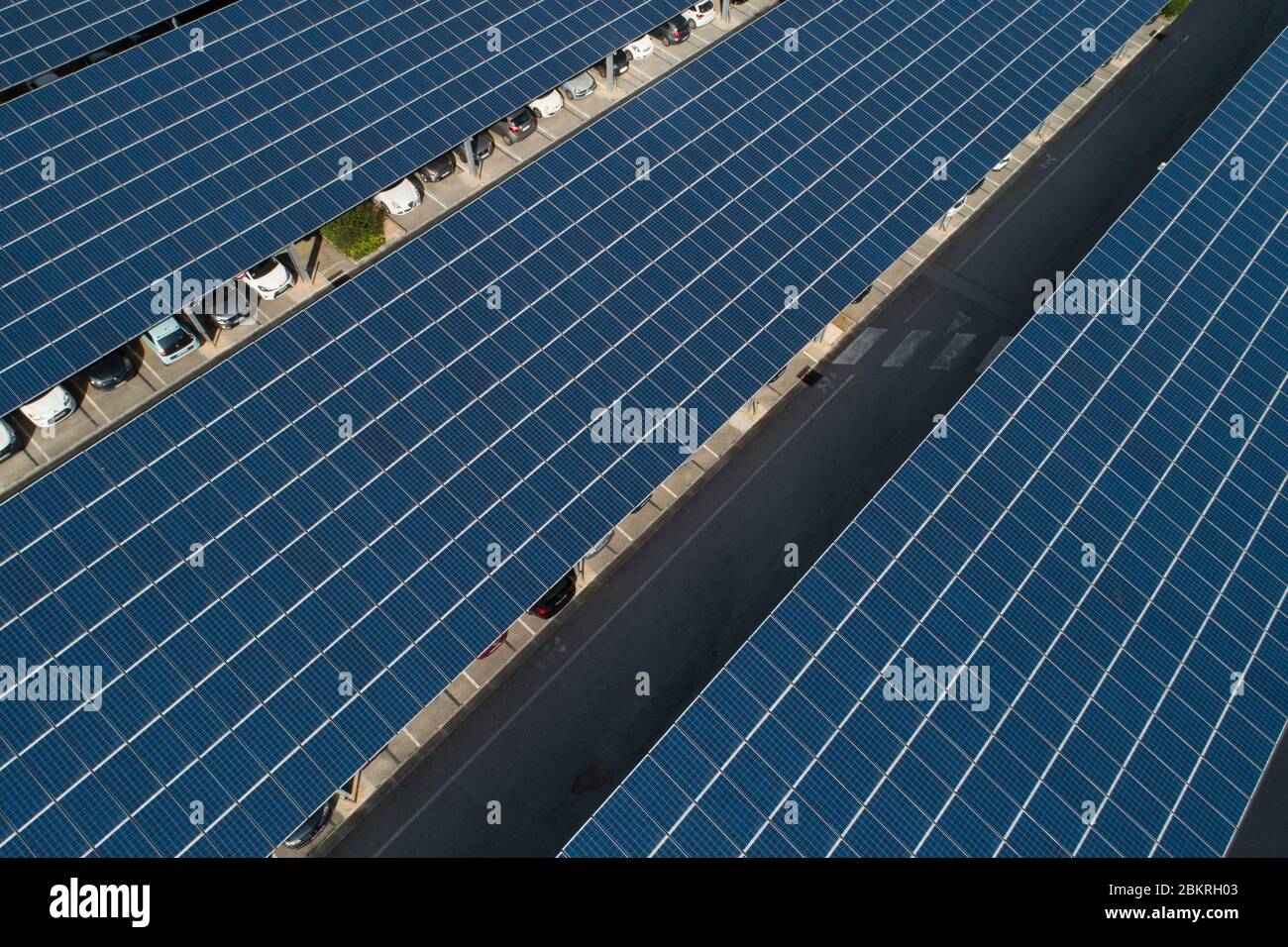 Frankreich, Alpes Maritimes, Valbonne, Parkplatz im Schatten, Solaranlage, Sophia Antipolis, Bau von Cap Vert Energie (Luftaufnahme) Stockfoto