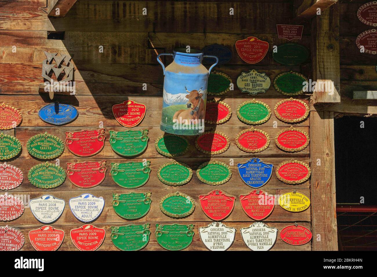 Frankreich, Savoie, Beaufortain, Medaillen aus verschiedenen landwirtschaftlichen Wettbewerben Stockfoto