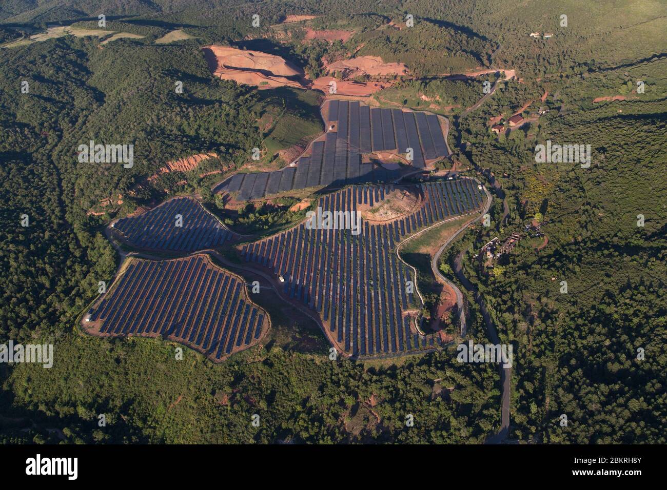 Frankreich, Herault, Bedarieux, le sabelas, Solarkraftwerk, Ruffe, roter Fels (Luftaufnahme) Stockfoto