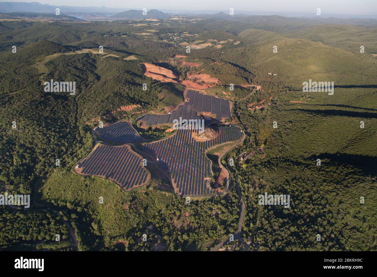 Frankreich, Herault, Bedarieux, le sabelas, Solarkraftwerk, Ruffe, roter Fels (Luftaufnahme) Stockfoto