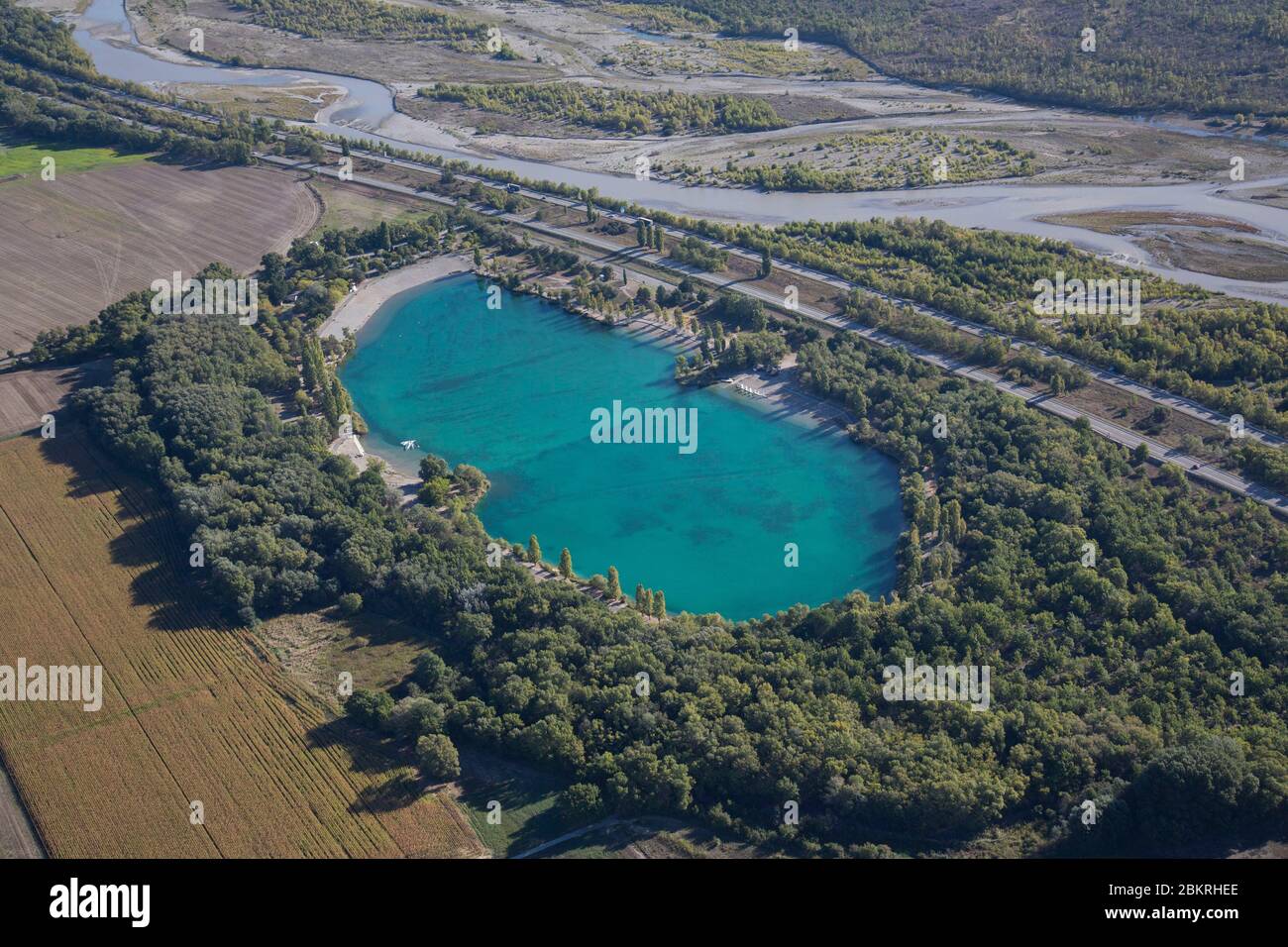 Frankreich, Alpes de Haute Provence, manosque, Teich und Autobahn (Luftaufnahme) Stockfoto