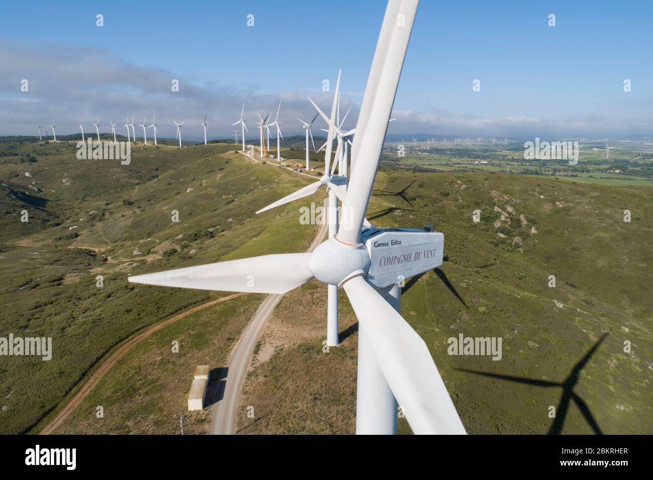 Frankreich, Aude, Nevian, Windpark Grande Garrigue de Nevian, bestehend aus 21 Windturbinen, 0,85 MW gamesa eolica Turbine für eine Gesamtleistung von 17.55 MW, Compagnie du vent LCV, Engie Green, Tochtergesellschaft von '' Engie spezialisiert auf erneuerbare Energien (Luftaufnahme) Stockfoto
