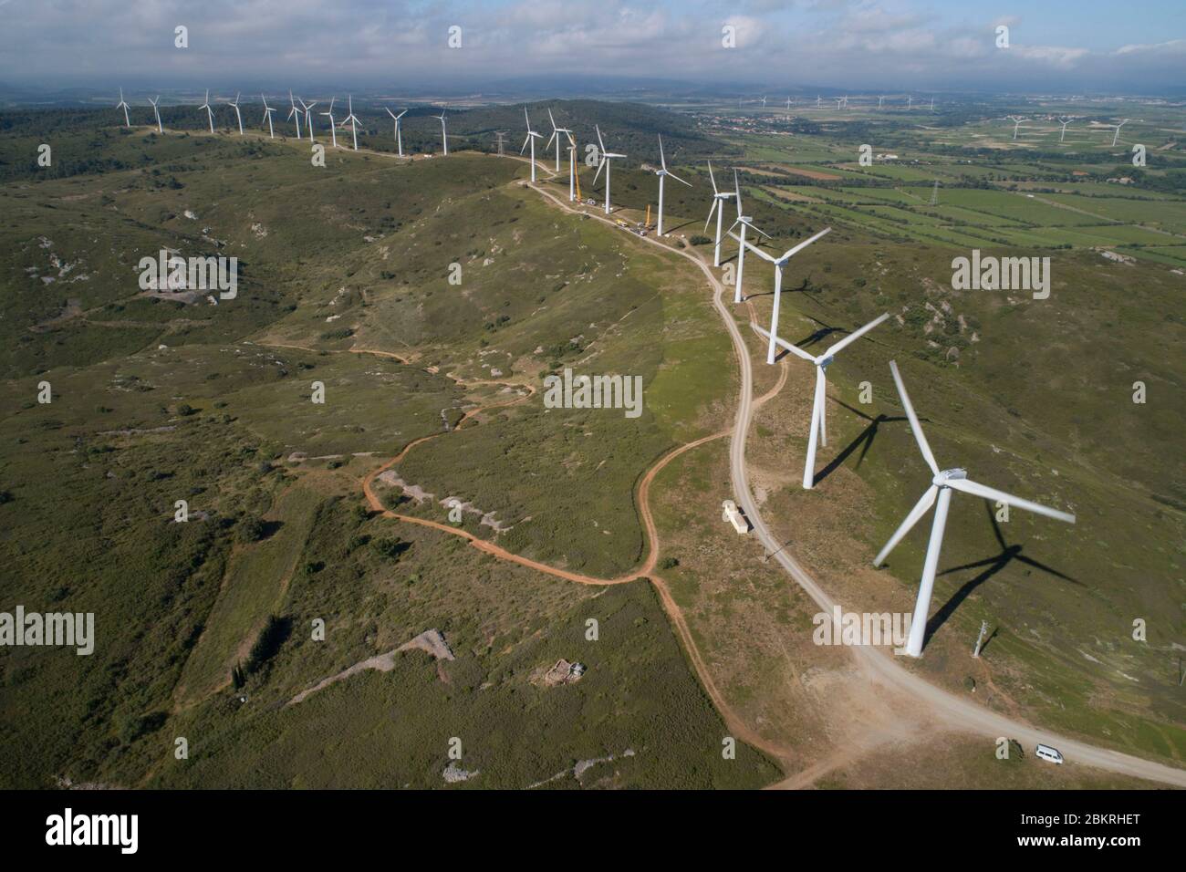 Frankreich, Aude, Nevian, Windpark Grande Garrigue de Nevian, bestehend aus 21 Windturbinen, 0,85 MW gamesa eolica Turbine für eine Gesamtleistung von 17.55 MW, Compagnie du vent LCV, Engie Green, Tochtergesellschaft von '' Engie spezialisiert auf erneuerbare Energien (Luftaufnahme) Stockfoto