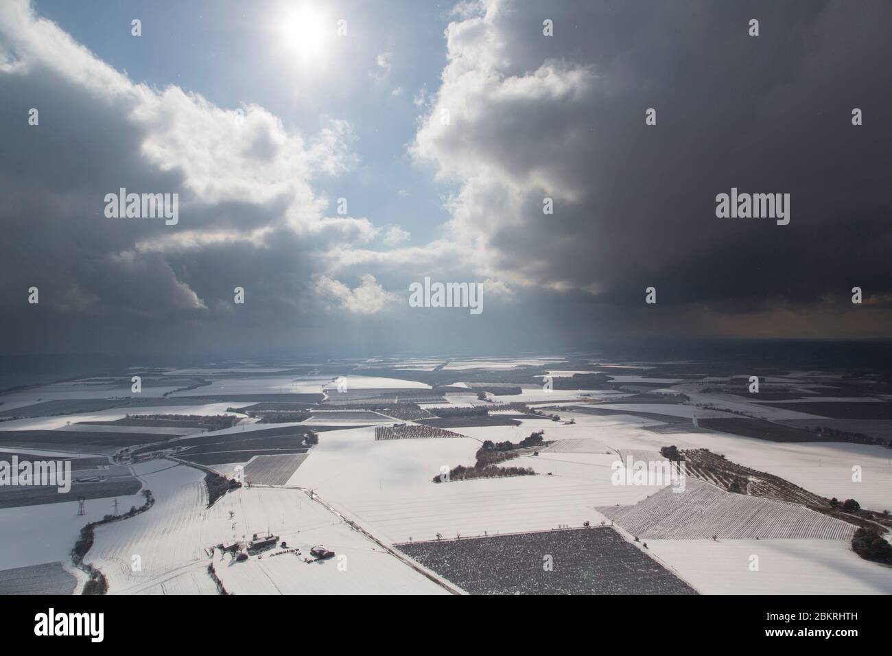 Frankreich, Alpes de Haute Provence, Sainte Croix du Verdon, regionaler Naturpark von Verdon, Valensole Plateau am Rande des Sees von Sainte Croix unter dem Schnee (Luftaufnahme) Stockfoto