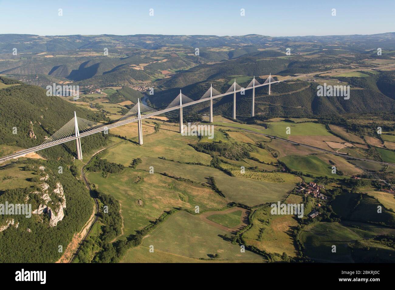 Frankreich, Aveyron, regionaler Naturpark Grands Causses, Viadukt Millau, Architekten Michel Virlogeux und Norman Foster, zwischen Causse du Larzac und Causse de Sauveterre über dem Tarn (Luftaufnahme) Stockfoto