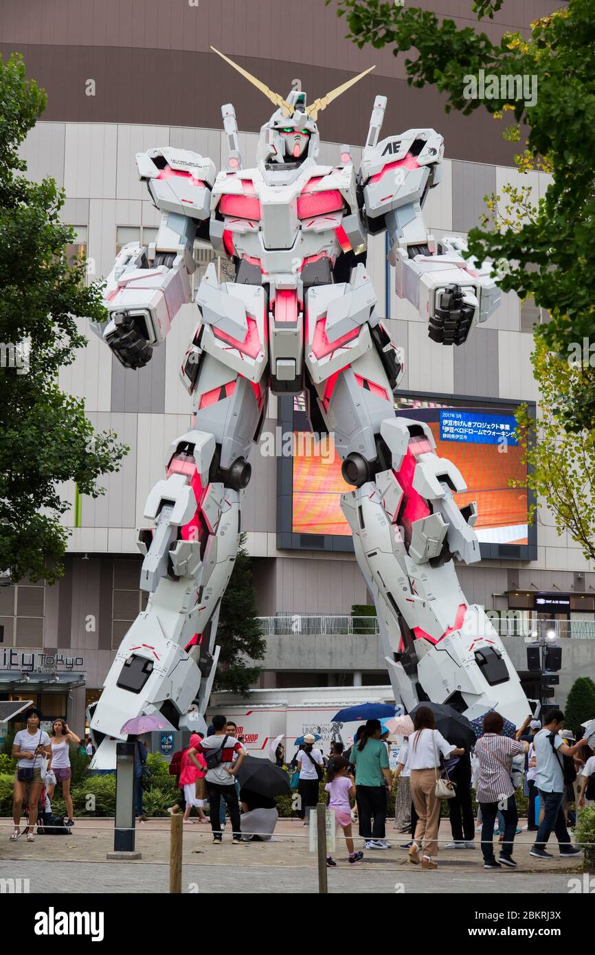 Japan, Honshu Island, Kanto Region, Tokio, Odaiba, DiverCity Tokyo Plaza Einkaufszentrum, Statue von Unicorn Gundam Stockfoto