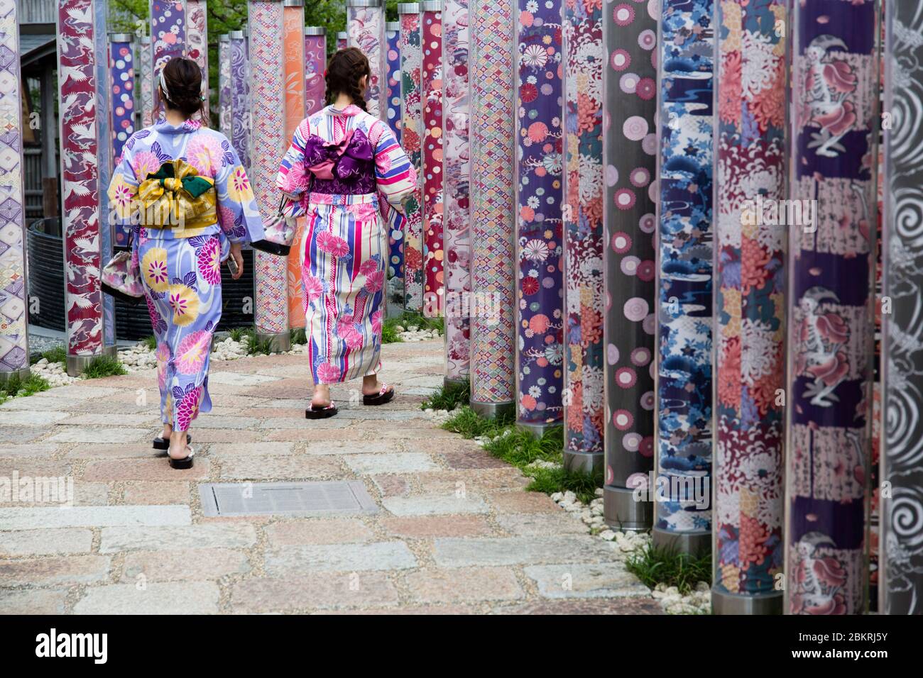 Japan, Honshu Island, Kansai Region, Kyoto, Arashiyama, Outdoor-Ausstellung über Stoffe Stockfoto